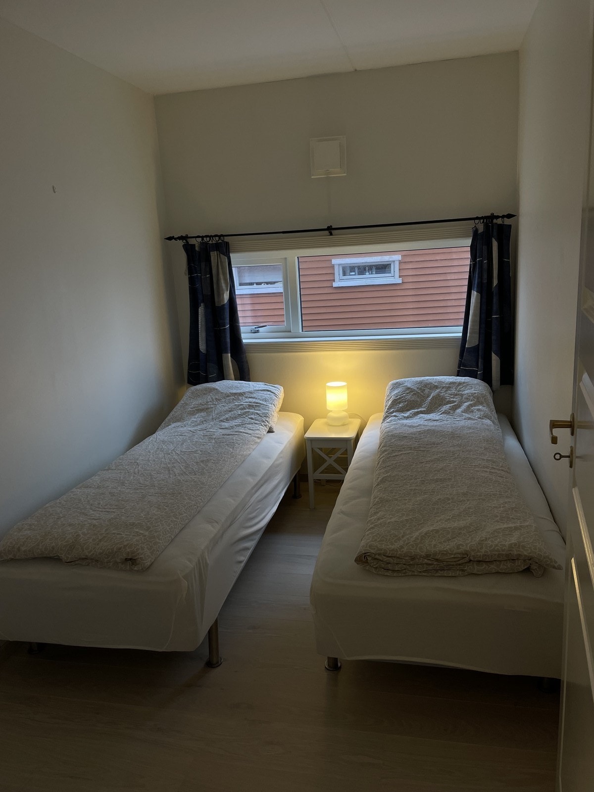 Bedroom nr. 2 with two single-beds Galleribilde