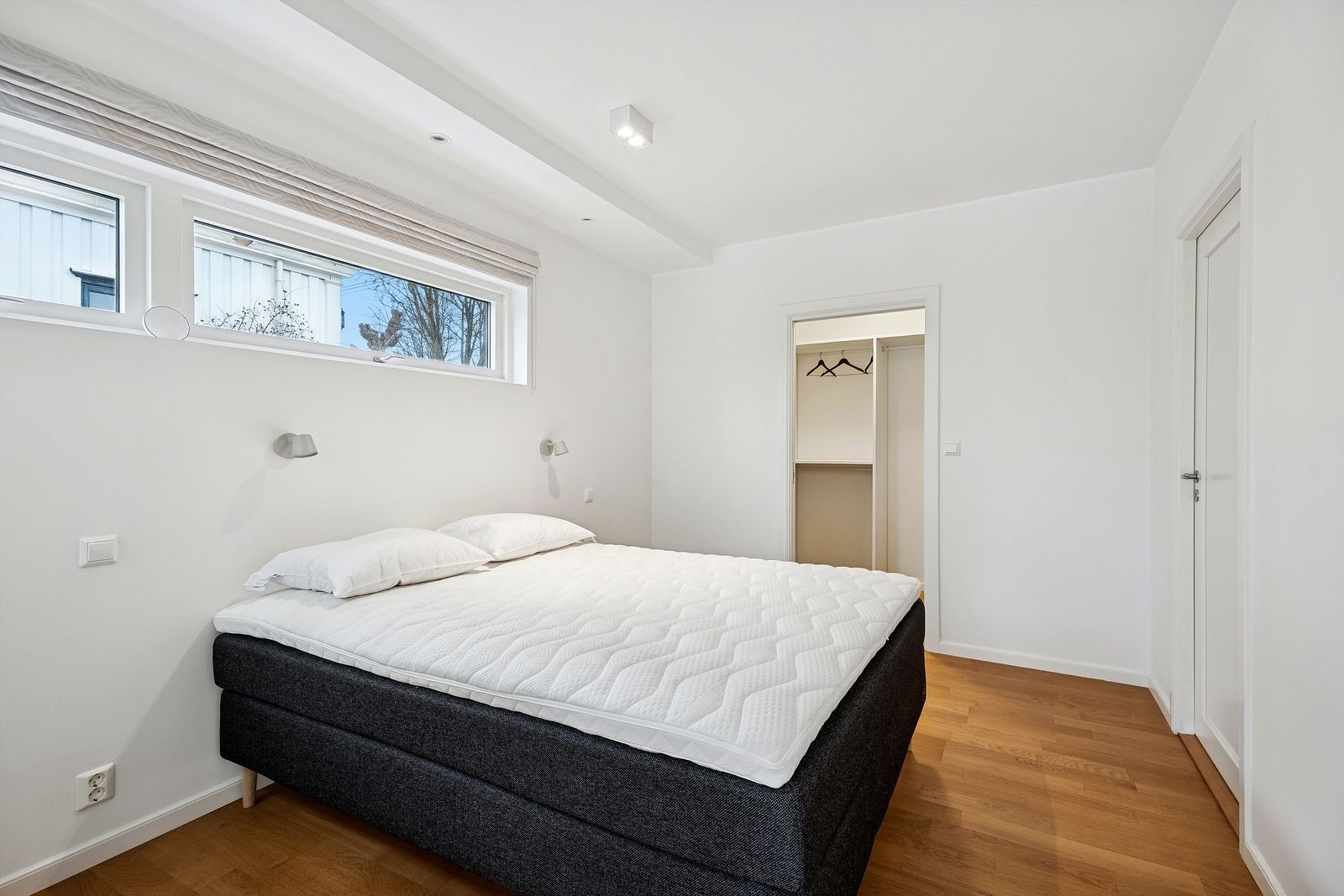 Hovedsoverom med egen walk-in garderobe og eget baderom Galleribilde