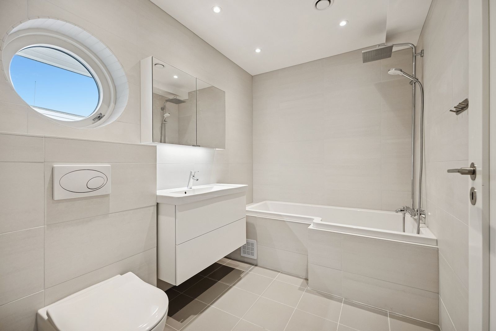 Baderom i tilknytning til hovedsoverom Galleribilde