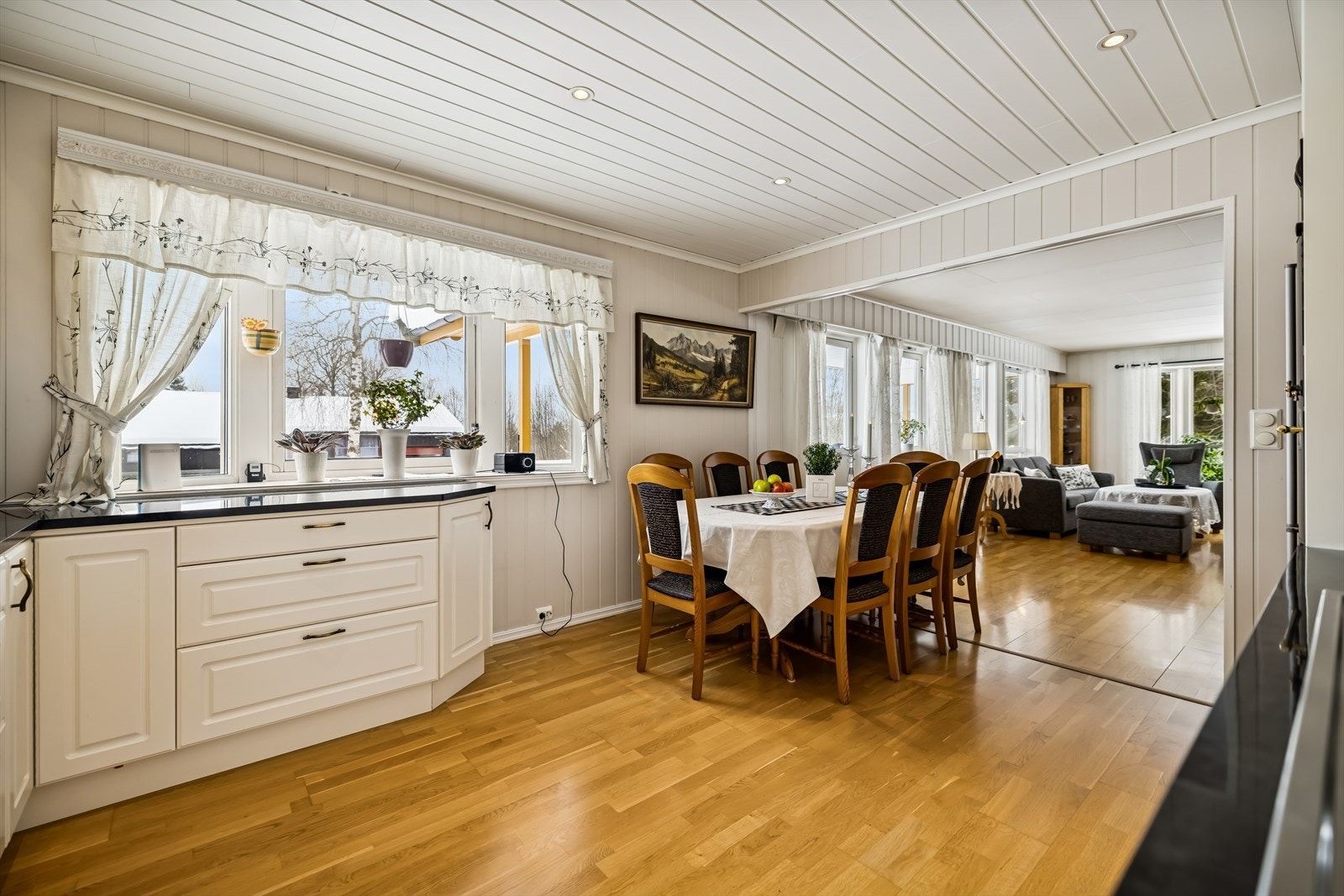 Spiseplassen er en naturlig del av den åpne løsningen, med god plass til langbord. Galleribilde