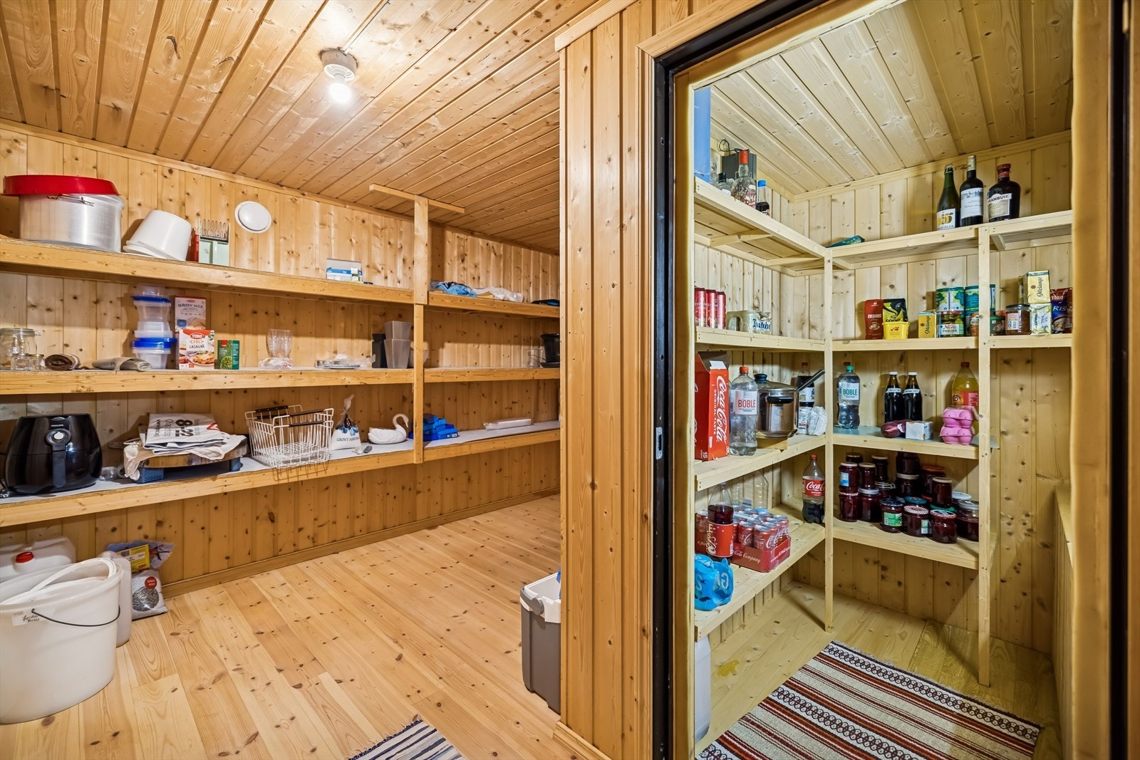 Hele fem boder, inkludert et tidligere kjølerom, gir svært gode lagringsmuligheter. Galleribilde