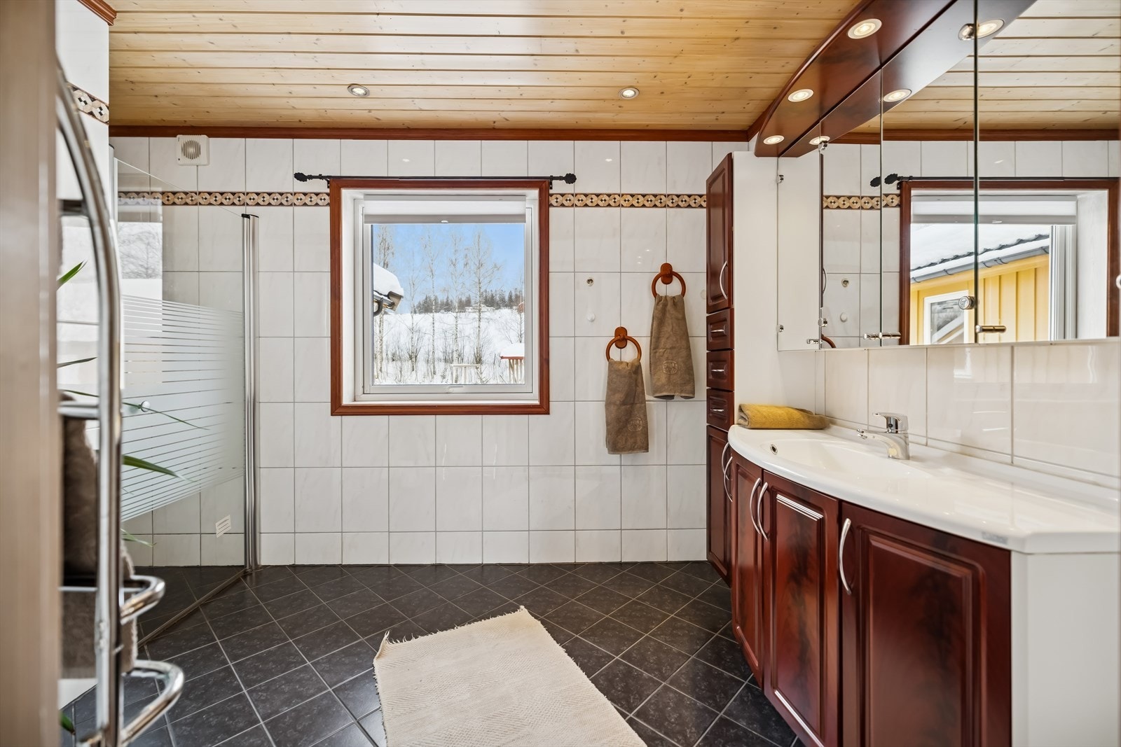 Badet ble renovert i 2004 og har fliser på gulv og vegger. Galleribilde