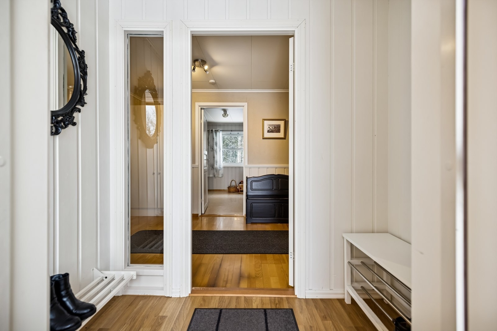 Videre inn i boligens private sone med soverom og kontor. Galleribilde