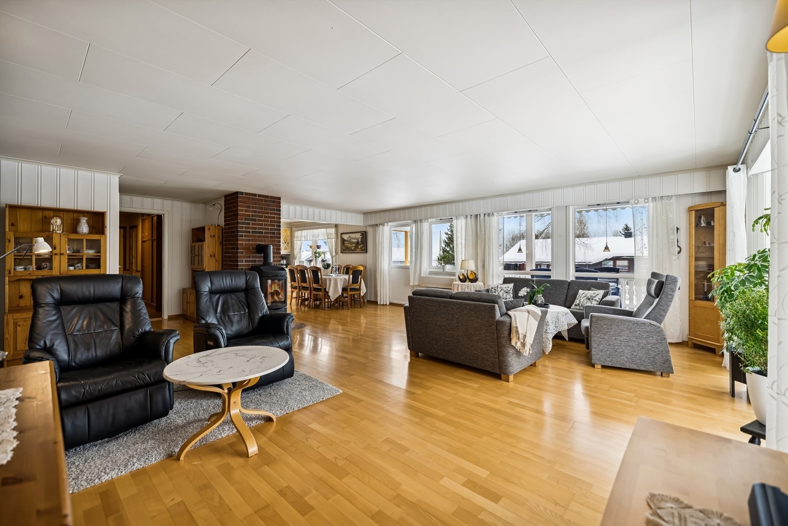 Stuen er et romslig oppholdsrom med god plass til flere sittegrupper. Galleribilde