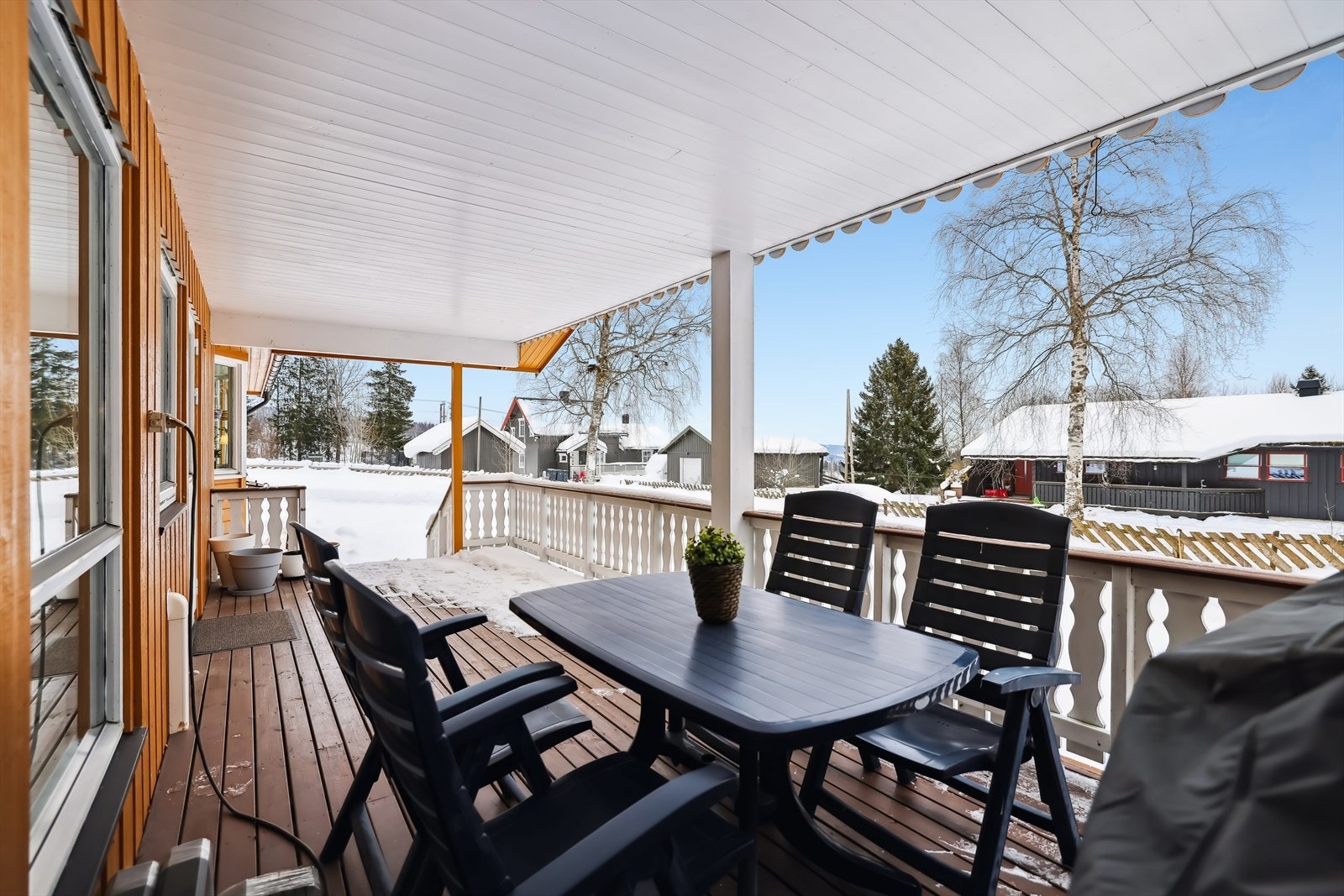 Den sør- og vestvendte terrassen på 22 m² er delvis overbygd. Galleribilde