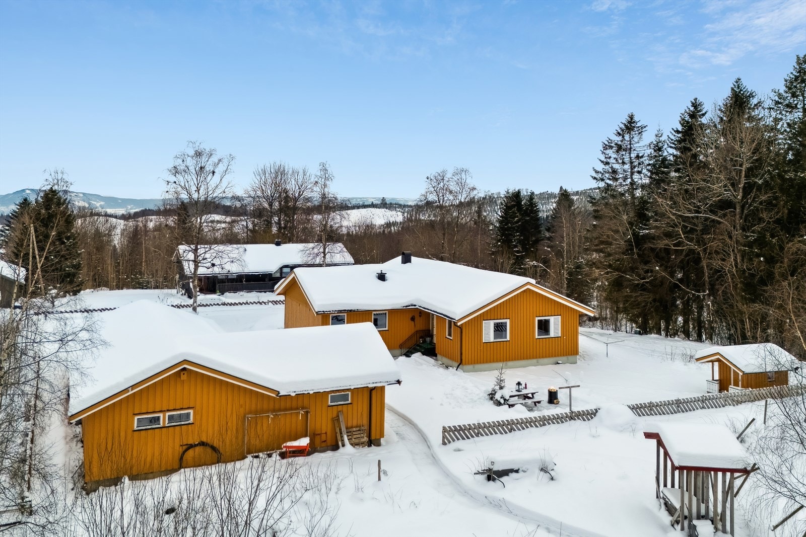 Her bor du med god avstand til naboene, omgitt av skog og jorder i Veldre. Galleribilde