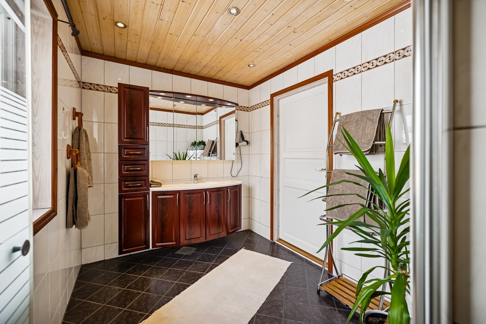 God oppbevaring i servantinnredning med underskap og speilskap. Galleribilde