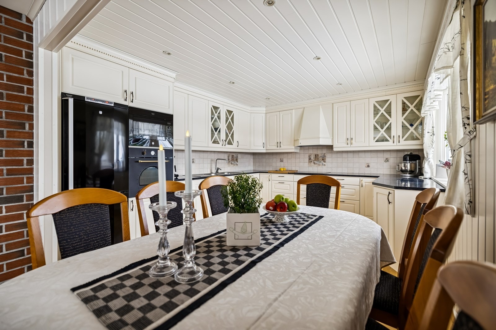 Kjøkkenet ble montert i 2008 og har en pen innredning med profilerte fronter. Galleribilde