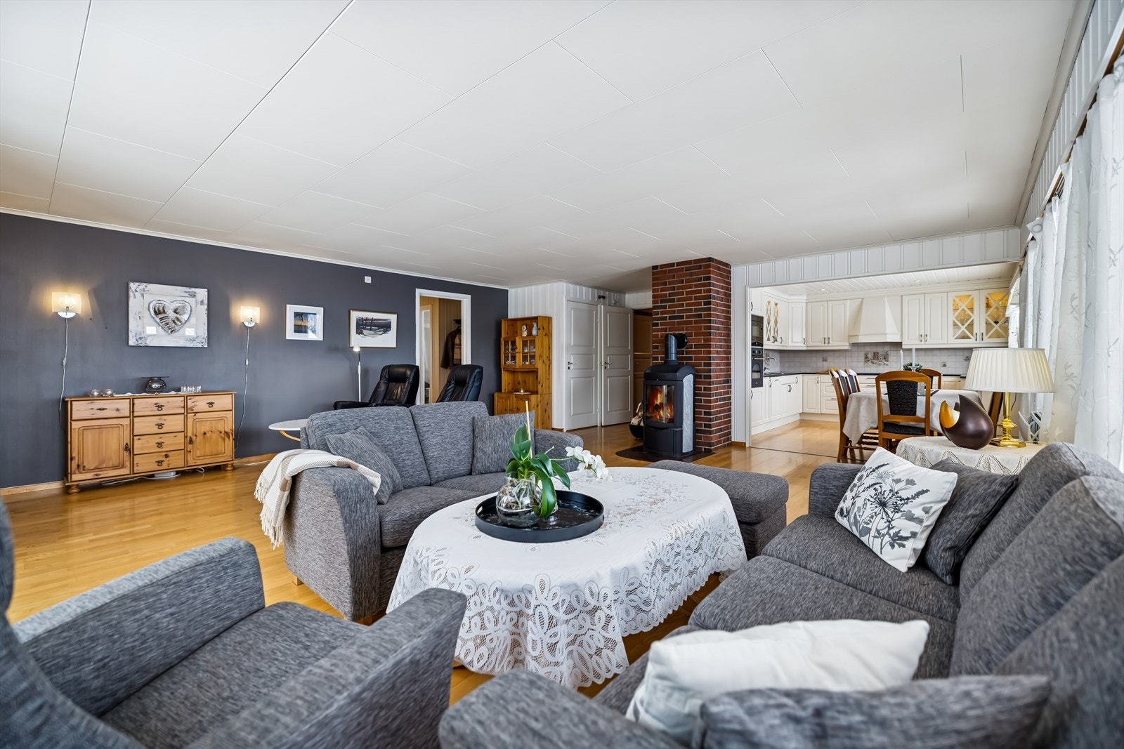 En vedovn, med nytt røykrør fra 2007, bidrar med effektiv varme. Galleribilde