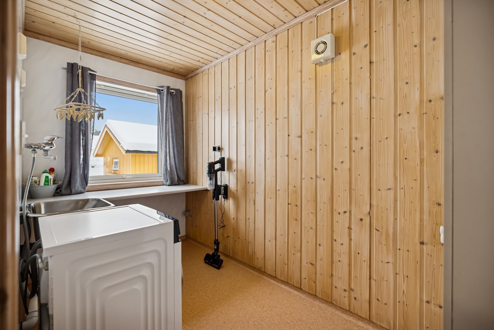 Praktisk, separat vaskerom med varme i gulvet, også oppgradert i 2004. Galleribilde