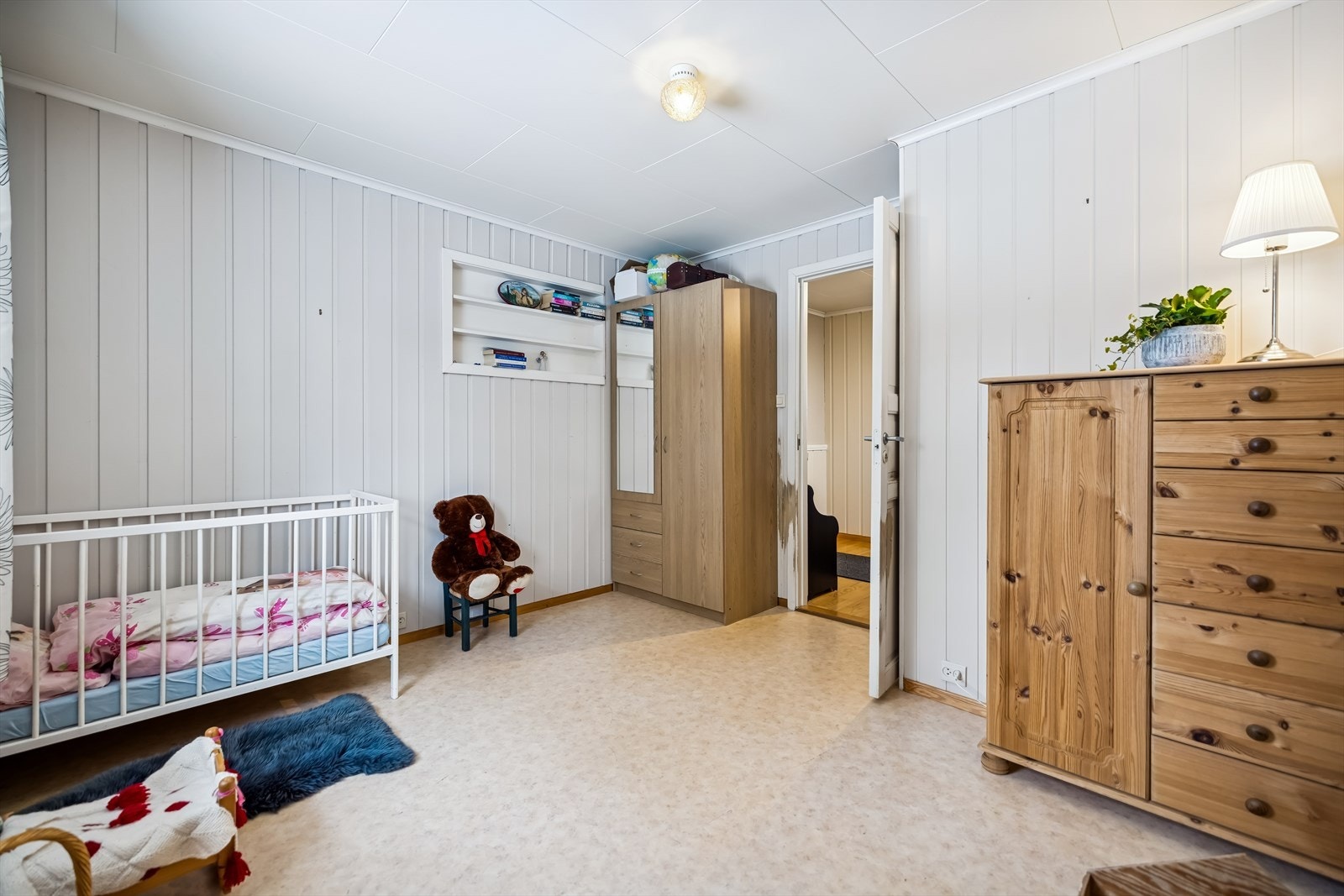 Rommene har plass til seng og garderobeløsninger. Galleribilde