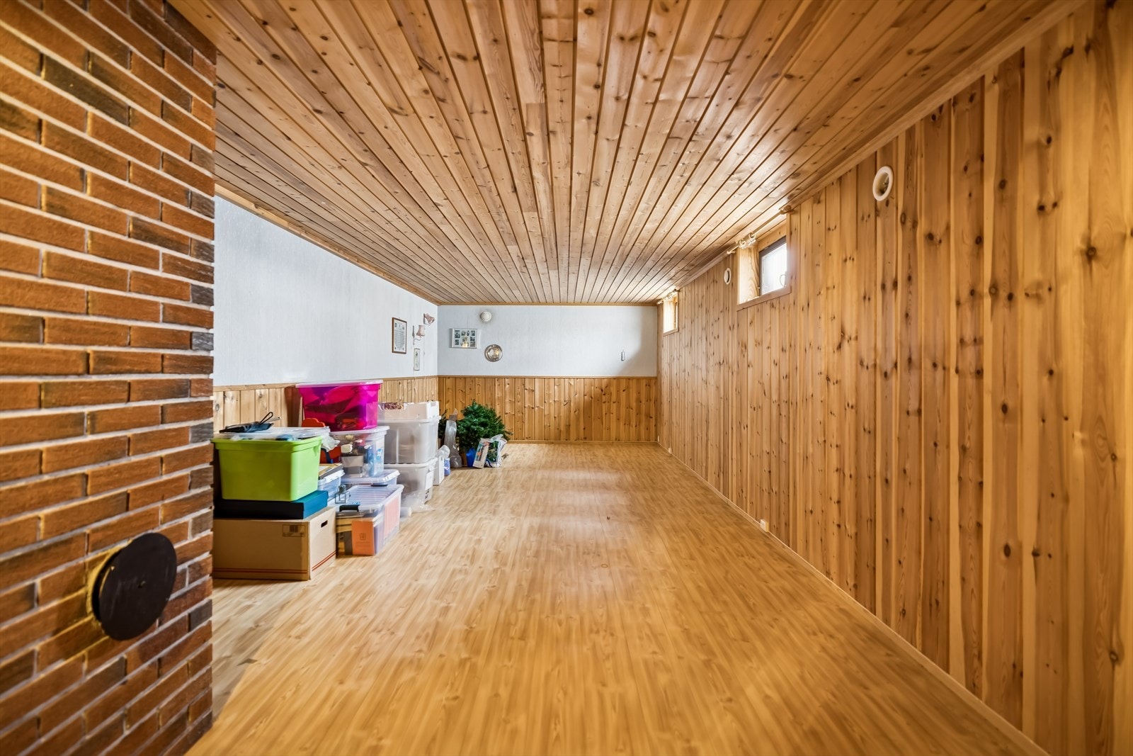 Kjelleren har store, innredede rom med mange bruksmuligheter. Galleribilde