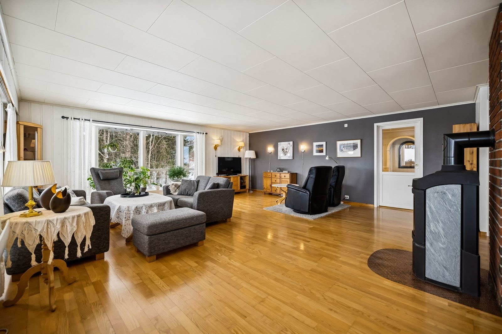 Fra stuen er det direkte utgang til en stor, sør- og vestvendt terrasse. Galleribilde