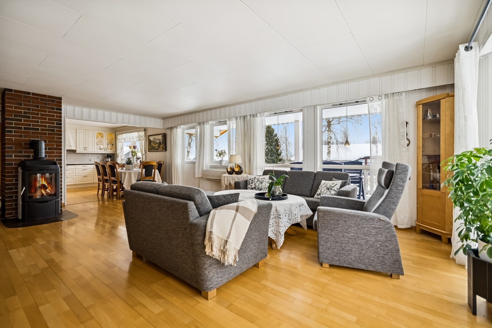 Den åpne løsningen mellom stue og kjøkken skaper en sosial og luftig atmosfære. Galleribilde