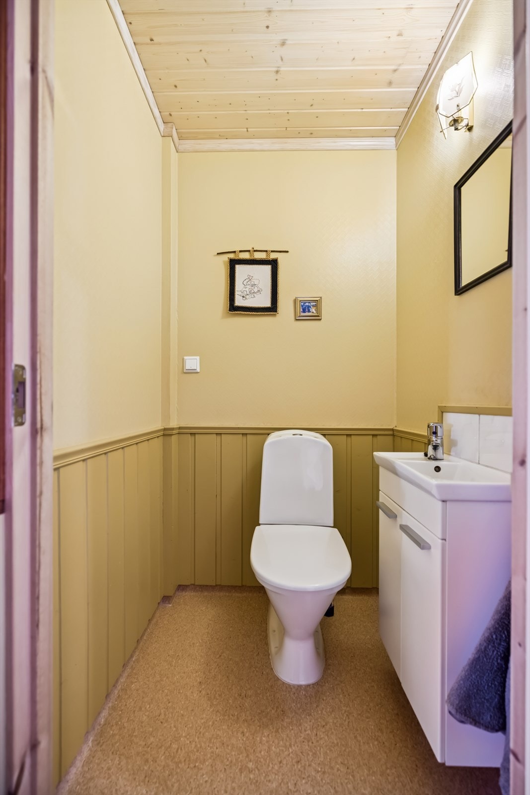 I gangen er det et separat toalettrom med varme i gulvet. Galleribilde