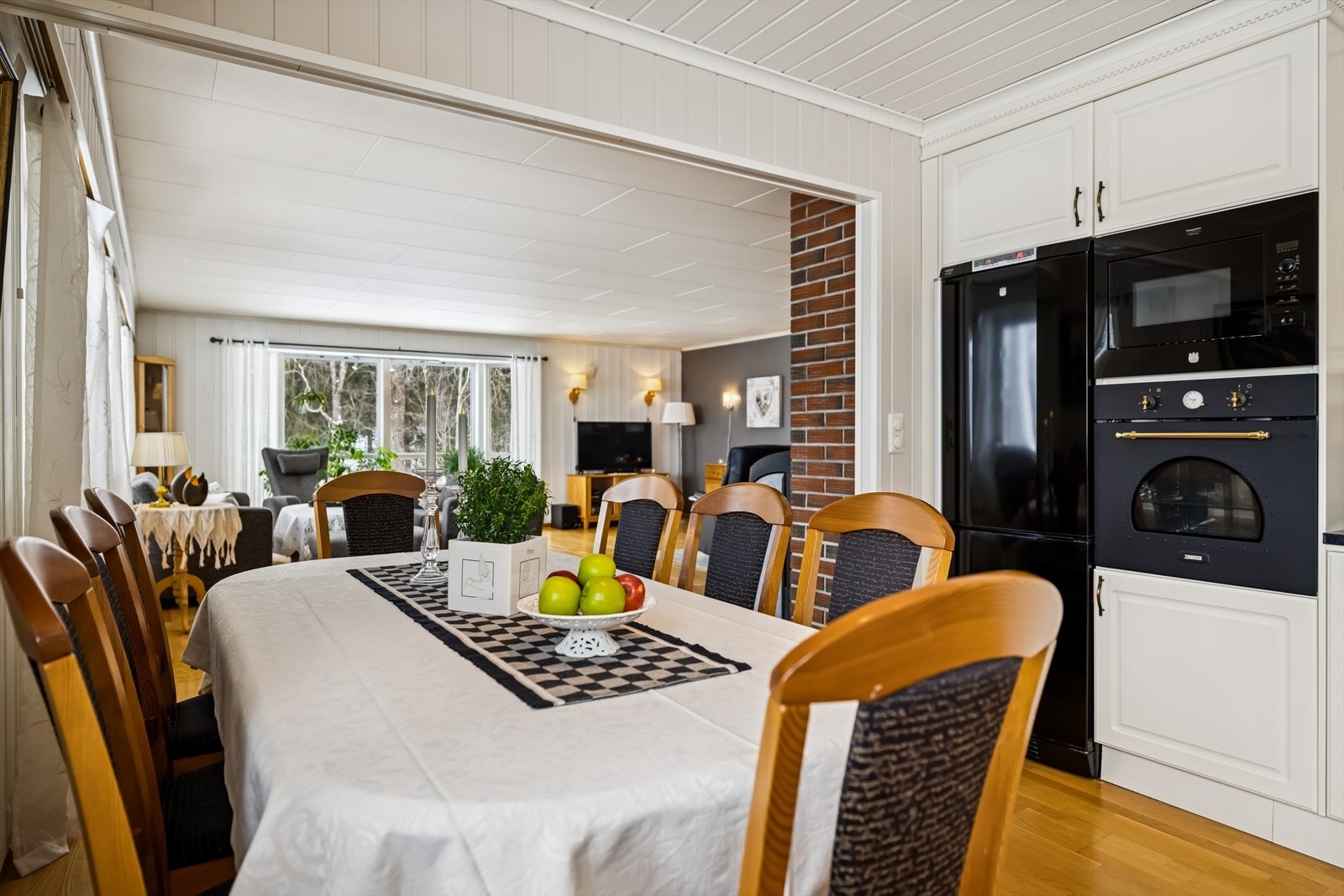 Oppvarming med en effektiv varmepumpe, installert i 2005, i tillegg til vedfyring. Galleribilde