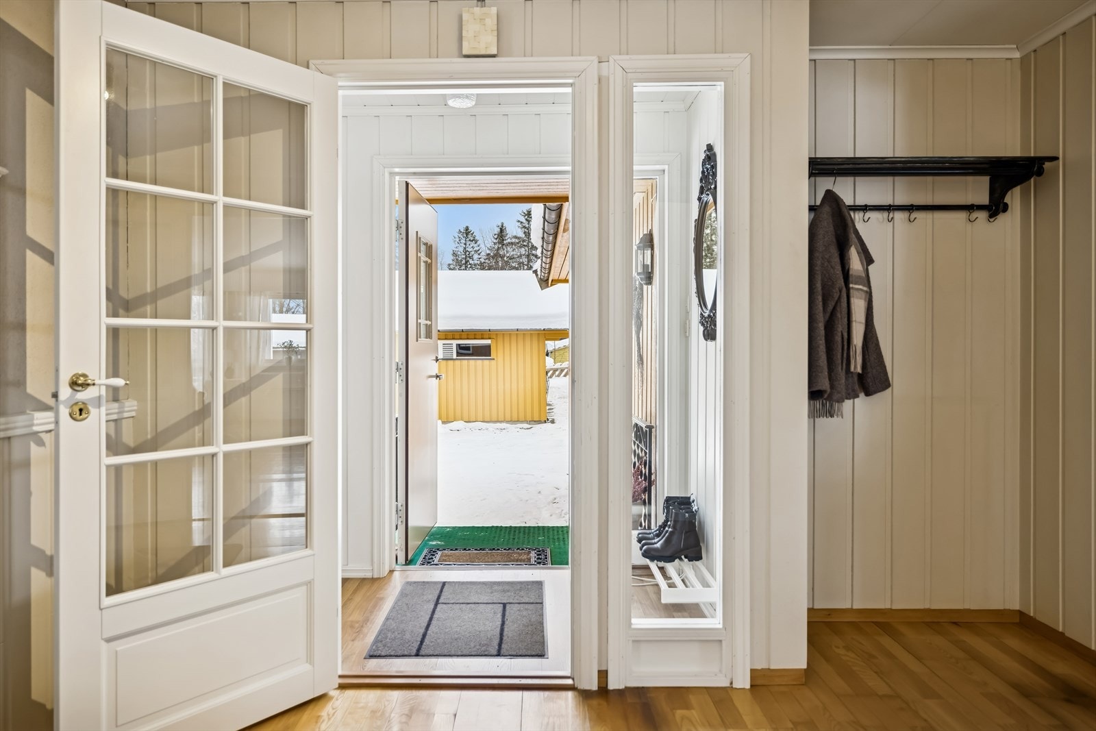 Fra et overbygd inngangsparti kommer du inn i et vindfang og en romslig entré. Galleribilde
