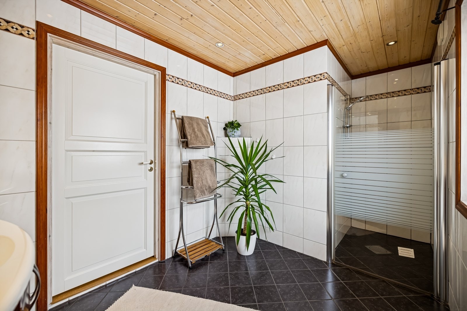 Her er det varme i gulvet for ekstra komfort og en romslig dusjnisje. Galleribilde