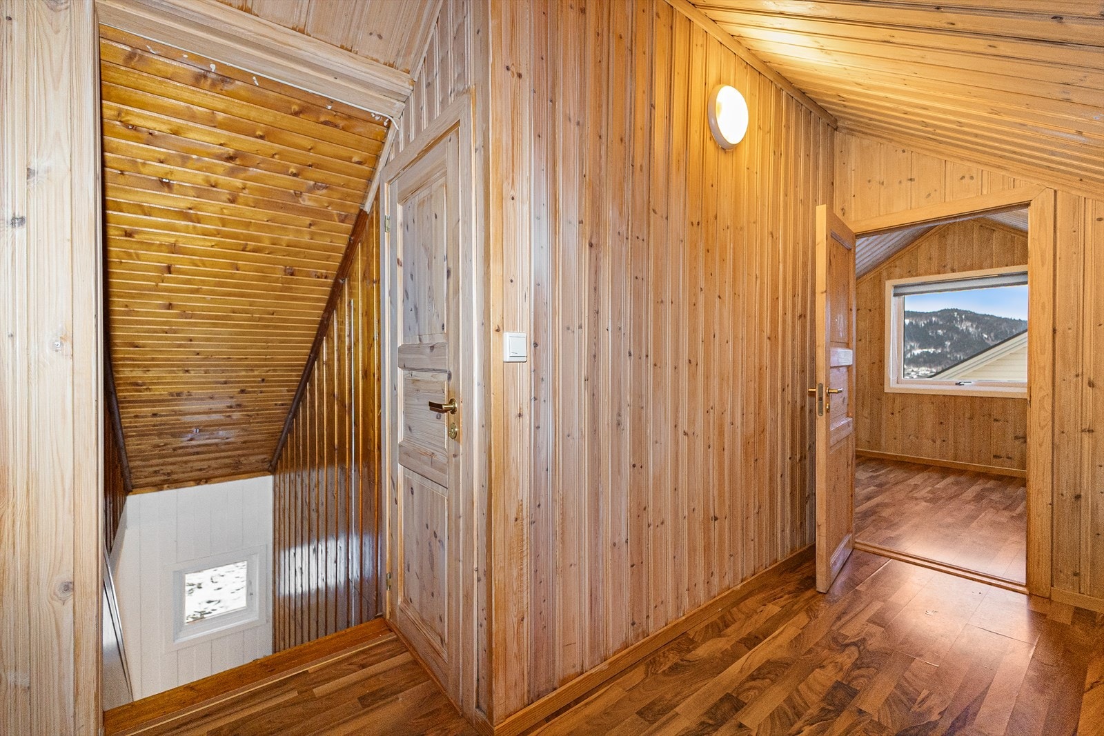 Hall/mellomgang på loftet(vendt mot ett av soverommene) Galleribilde