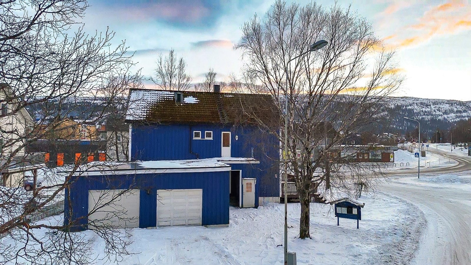 Det er svært sjeldent man finner såpass store leiligheter i sentrumskjernen, og her er det potensiale for å gjøre boligen langt mer attraktiv ved å gi den kjærlighet og pleie i form av oppgradering, med påfølgende verdiøkning. Galleribilde