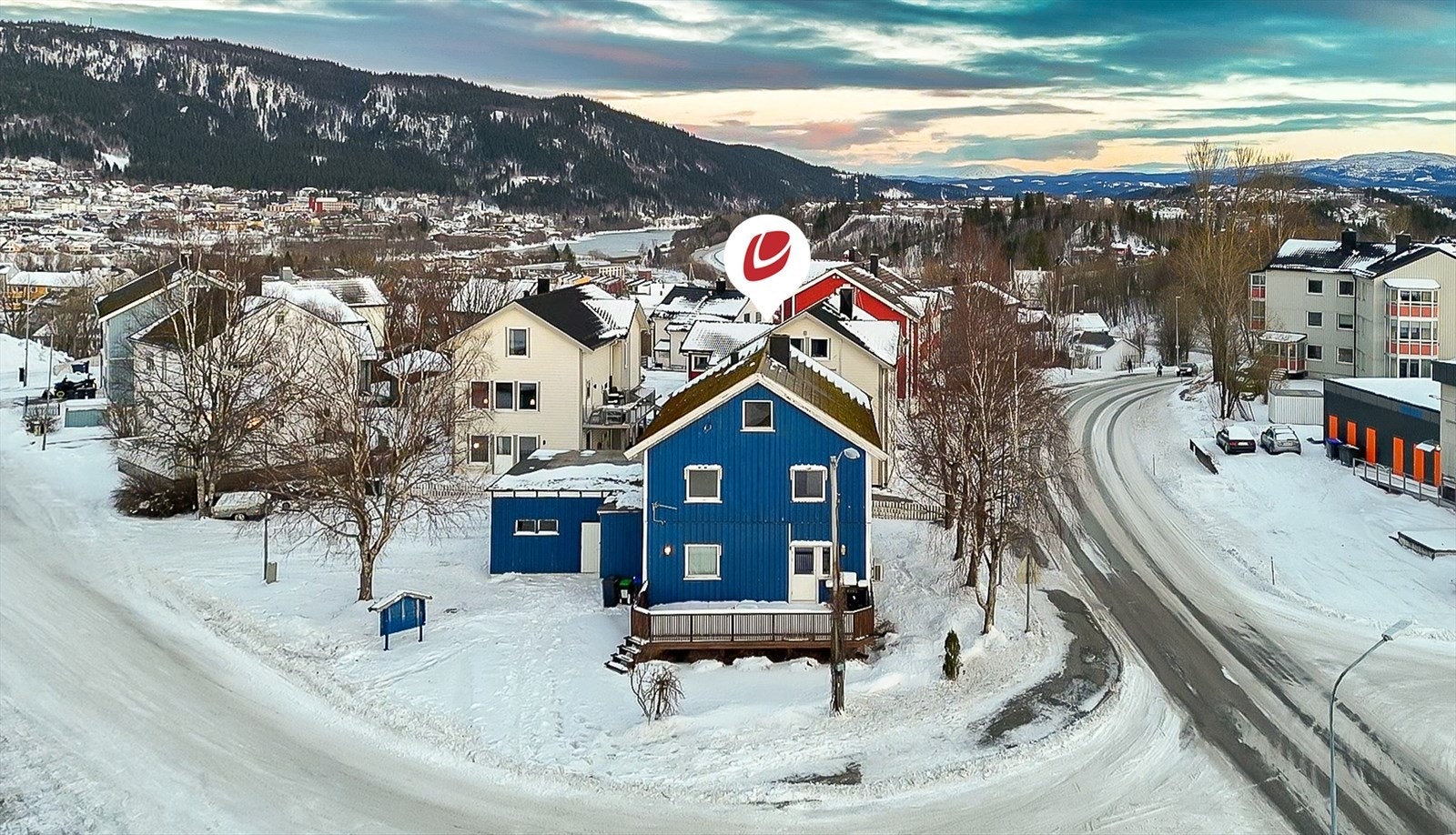 Eiendomsmegler Norge v/Eiendomsmegler MNEF Tomi Christian Johansen, presenterer her en stor og prisvennlig 5-roms selveierleilighet over to plan, beliggende på hjørnetomt med garasje. Galleribilde