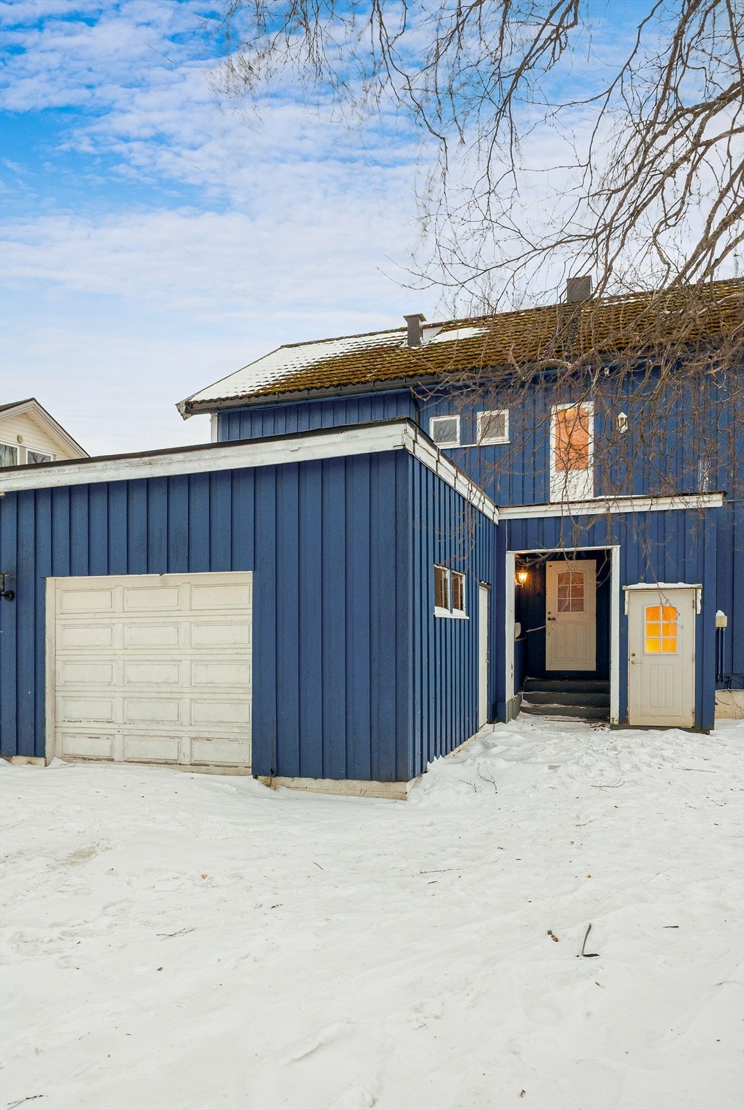 Garasje på ca. 27 m² BRA-E medfølger. Denne har også tilgang via egen dør på siden av garasjen. Galleribilde
