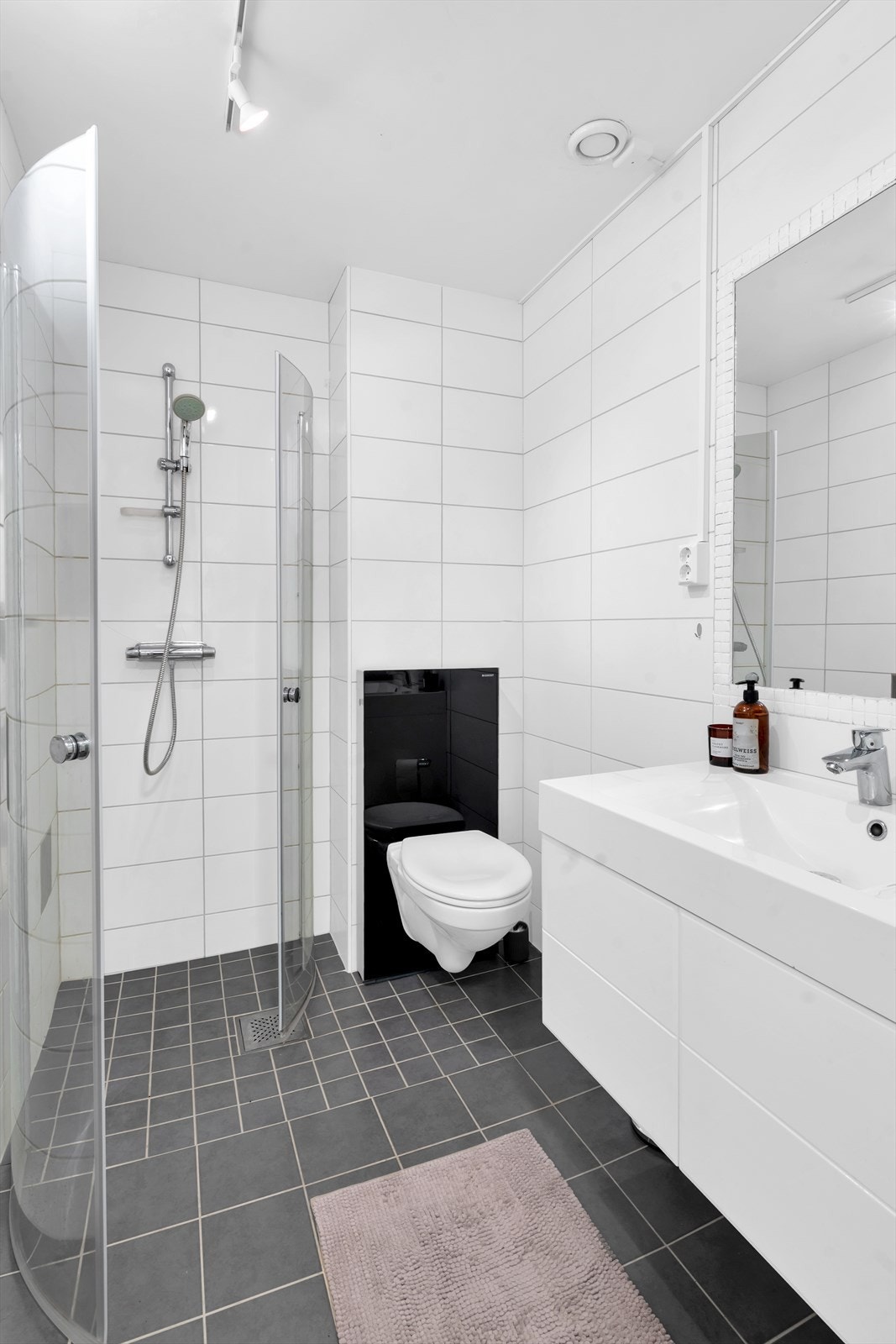 Pent, komplett flislagt bad med moderne og praktiske innredninger. Galleribilde