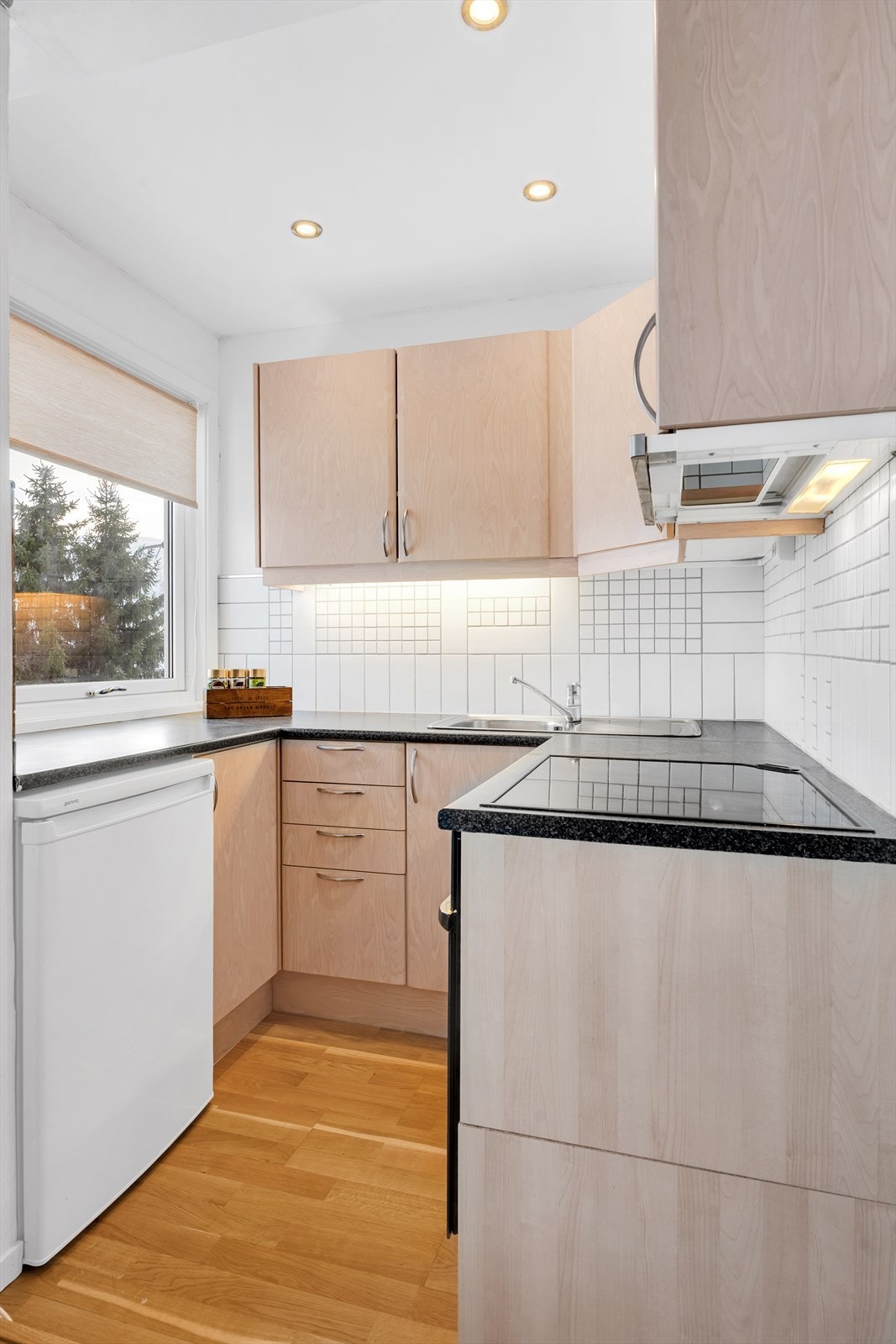 U-formet kjøkken med rikelig skap- og benkeplass. Galleribilde