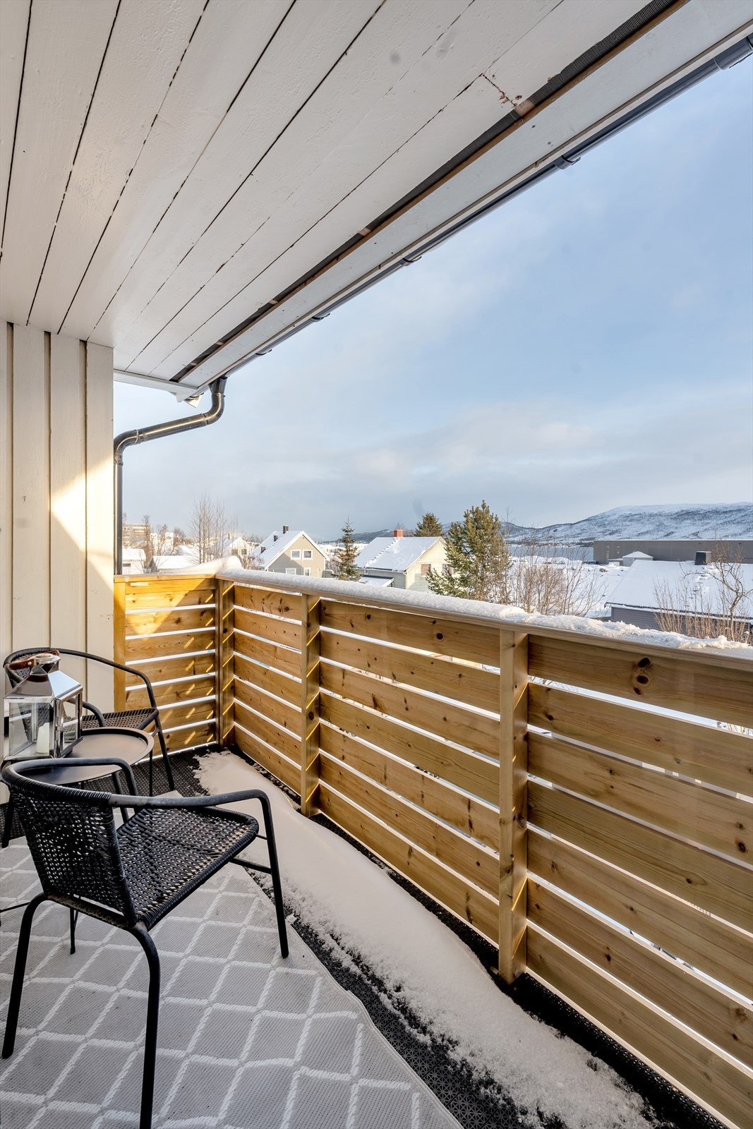 Fra stuen er det utgang til balkong - perfekt for varme sommerdager! Galleribilde