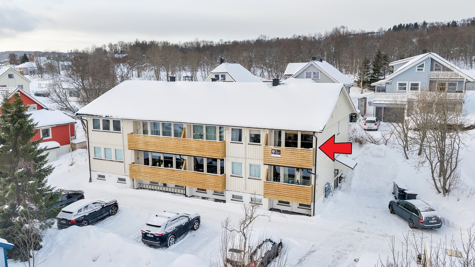 Fin intern beliggenhet på hjørne av andre samt øverste etasje. Parkering like utenfor Galleribilde