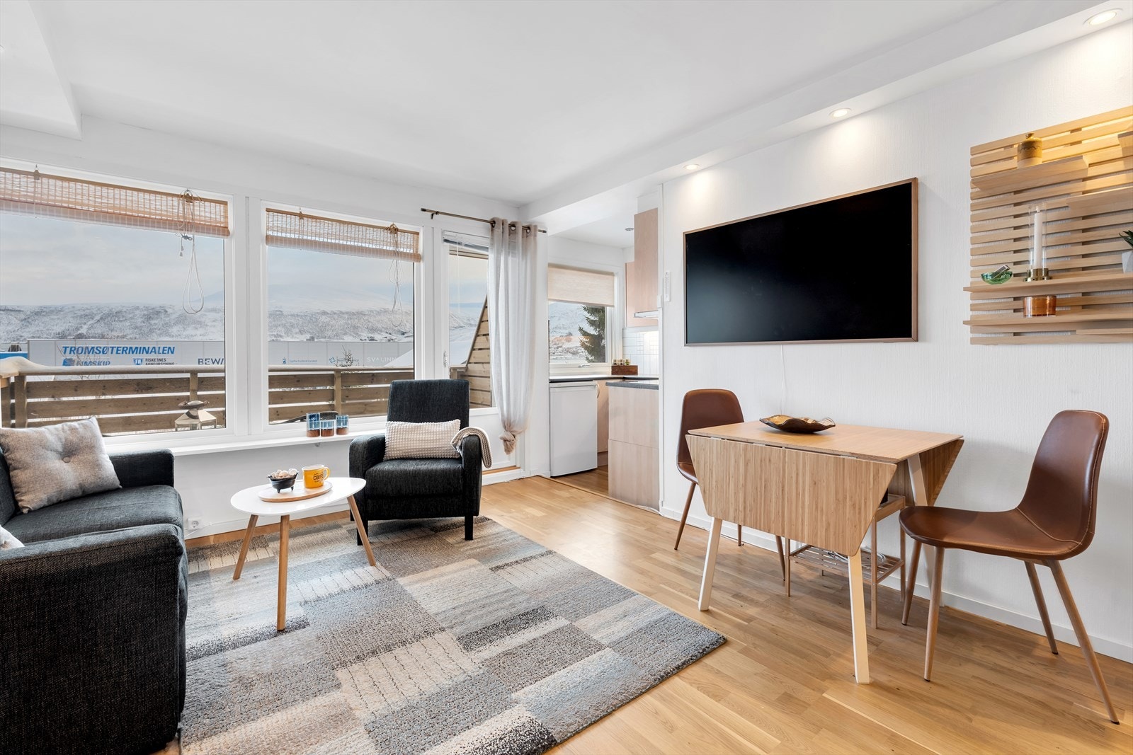 Åpen stue/kjøkken-løsning, med gode møbleringsmuligheter og rikelig naturlig lysinnslipp fra store vinduer. Galleribilde