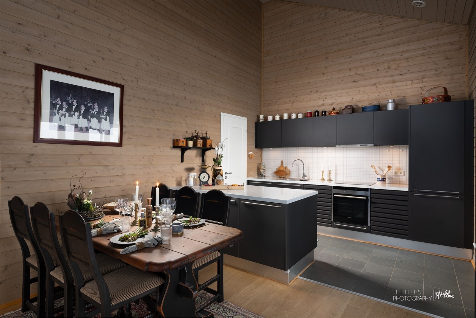 Leiligheten har åpen stue/kjøkken løsning Galleribilde