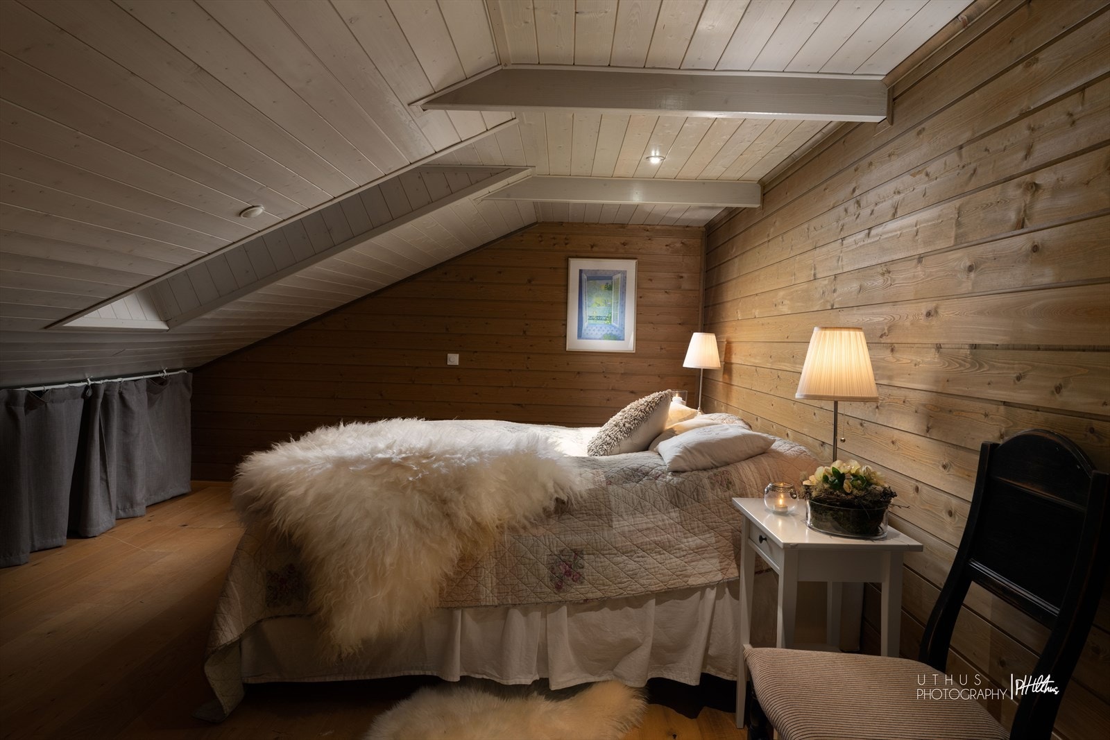 Plass til stor dobbeltseng på soverom 3 på loft Galleribilde