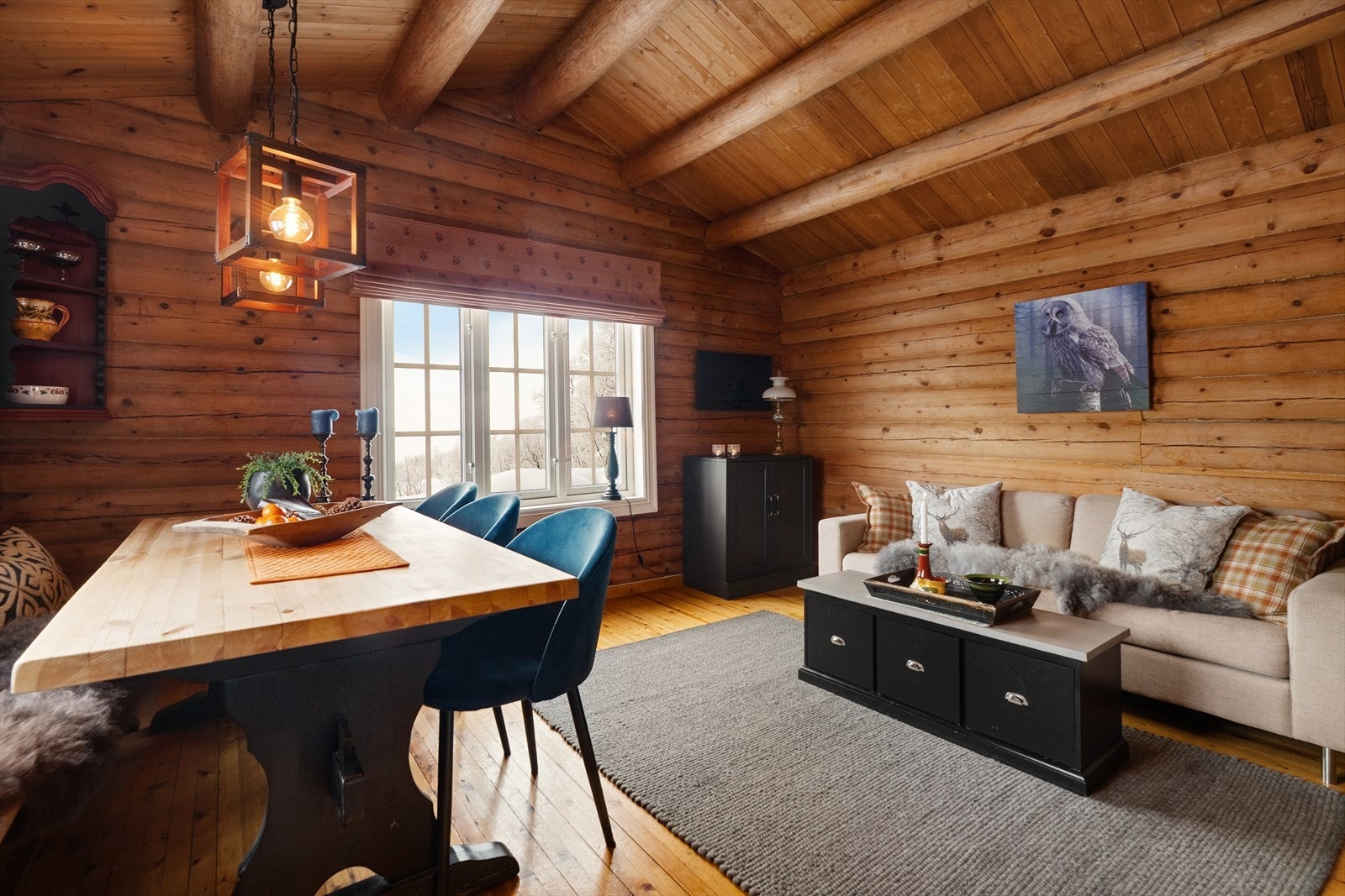 Stuen har gode vindusflater, som slipper inn godt med naturlig lys og gir flott utsyn til naturskjønne omgivelser. Galleribilde