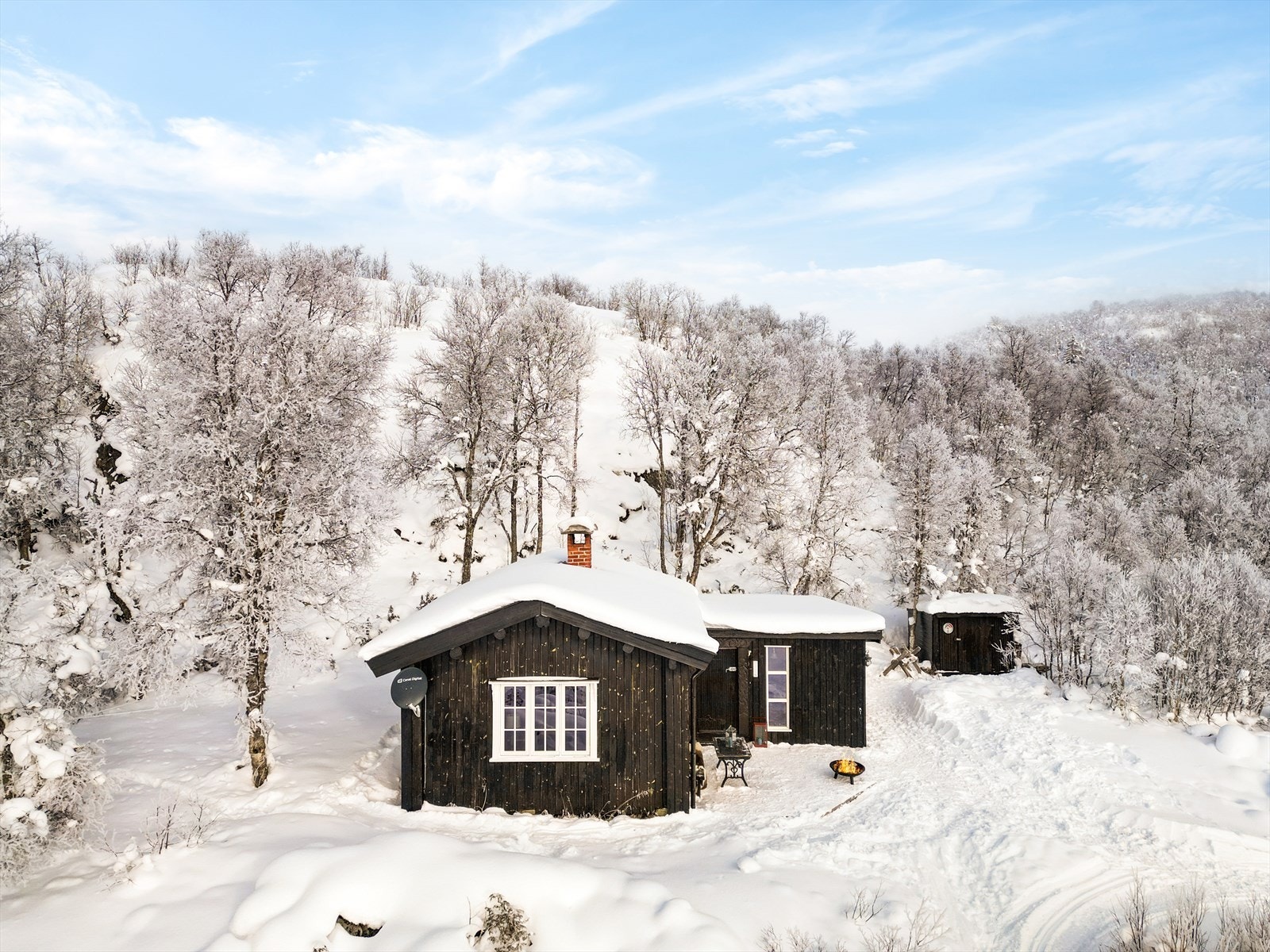 Området rundt hytta er pent opparbeidet med noe plen og en romslig platting i tilknytning til inngangspartiet, hvor man kan nyte gode solforhold i stille og rolige omgivelser! Galleribilde
