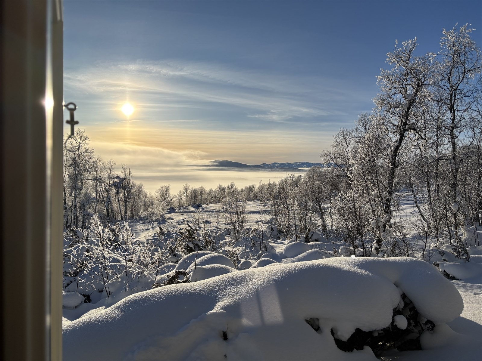 Utsikt gjennom stuevindu. Selgers bilde Galleribilde