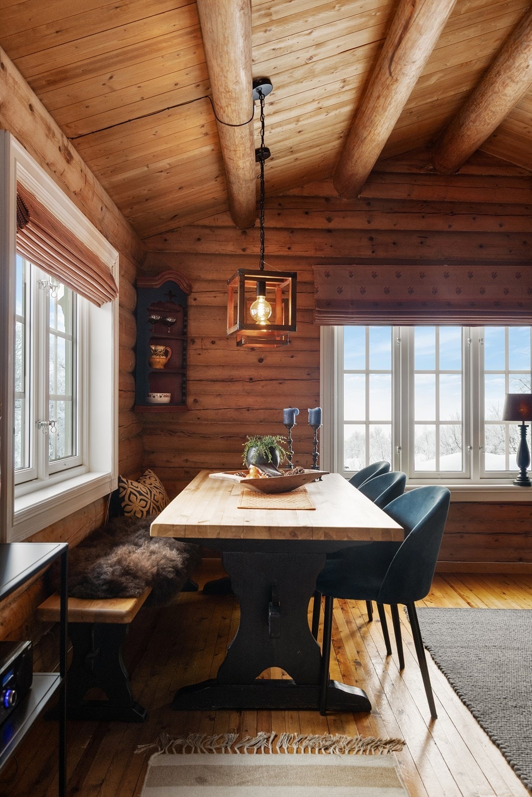 Fin og koselig stue med sjarmerende overflater, åpen himling og avskjermet kjøkkenkrok. Galleribilde