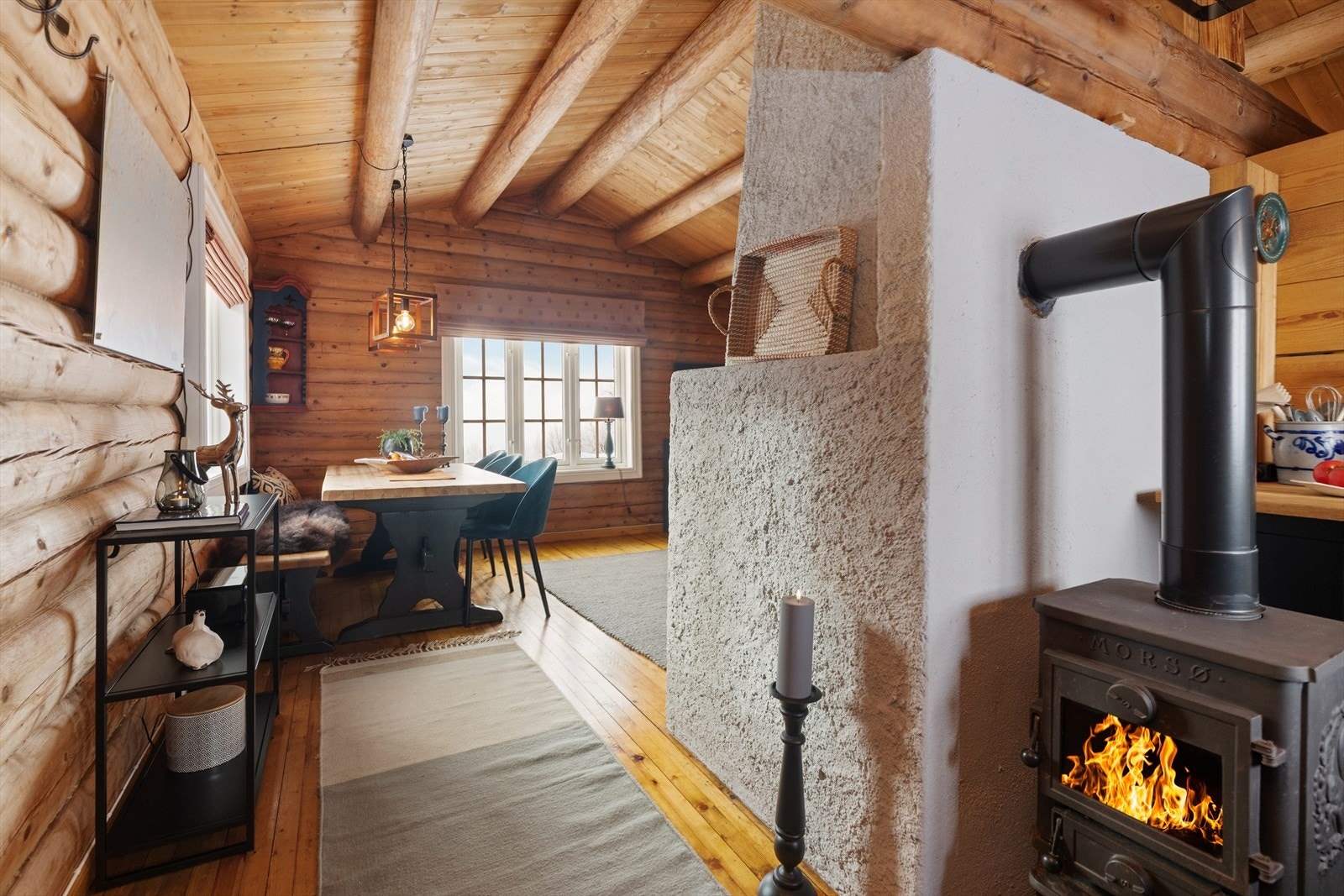 Hytta innehar en fin planløsning med alt på én flate, og er i senere tid pent oppusset og oppgradert med nytt kjøkken og innlagt strøm. Galleribilde