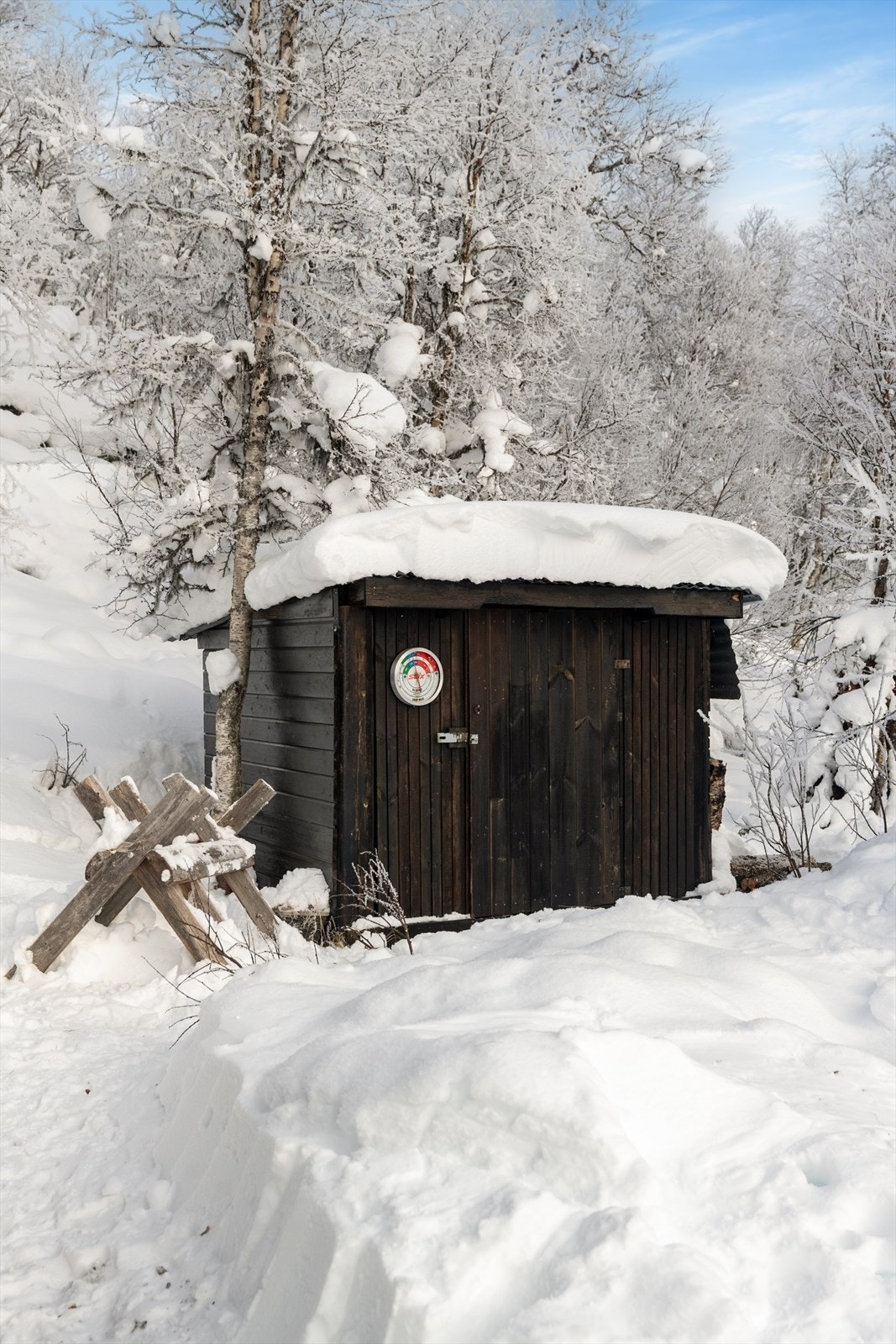 I tillegg er det på eiendommen oppført et vedskjul, med ikke måleverdig areal på ca. 4 m². Galleribilde