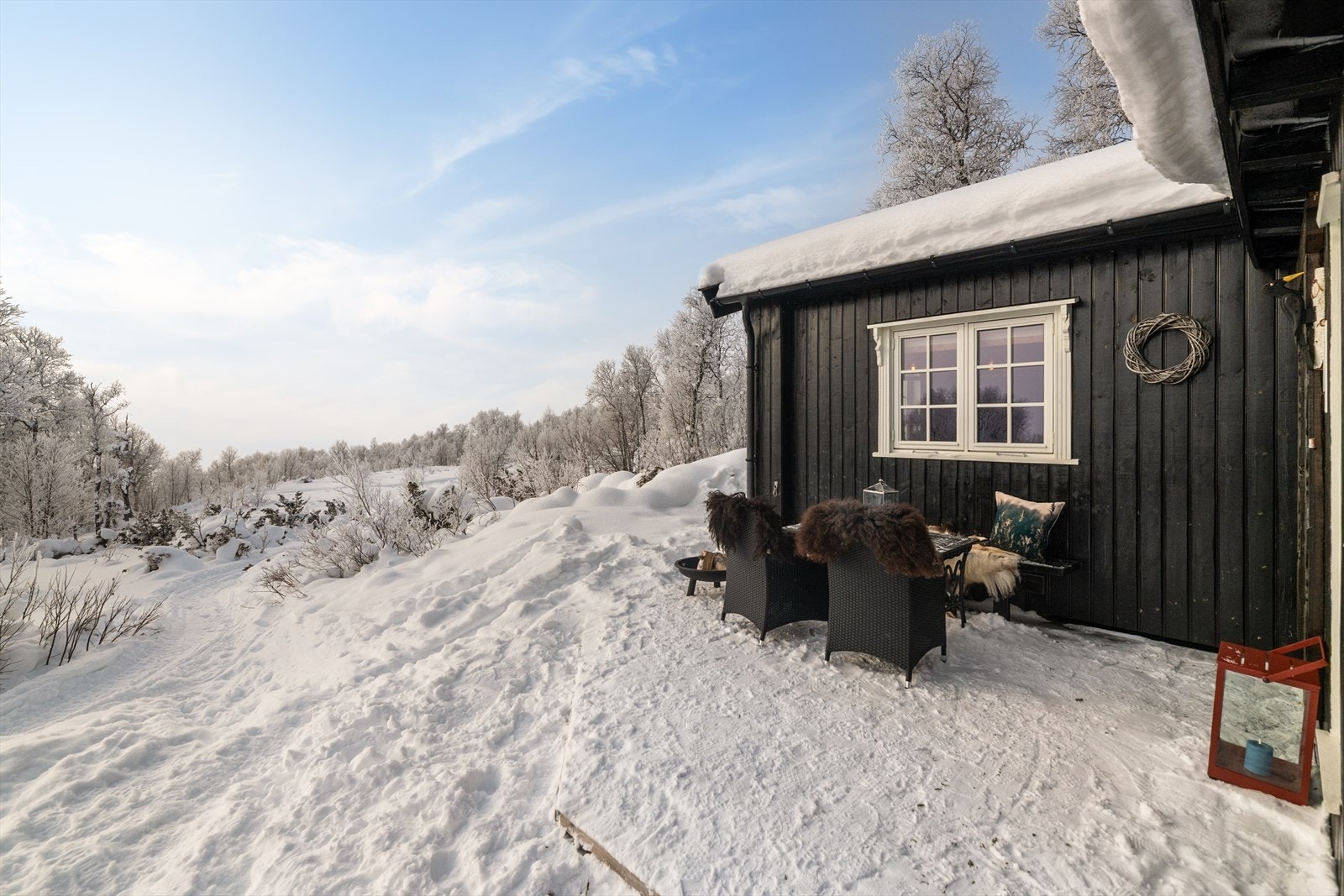 Til hytta er det oppført en romslig platting i tilknytning til inngangspartiet, hvor man kan nyte gode solforhold i stille og rolige omgivelser! Galleribilde