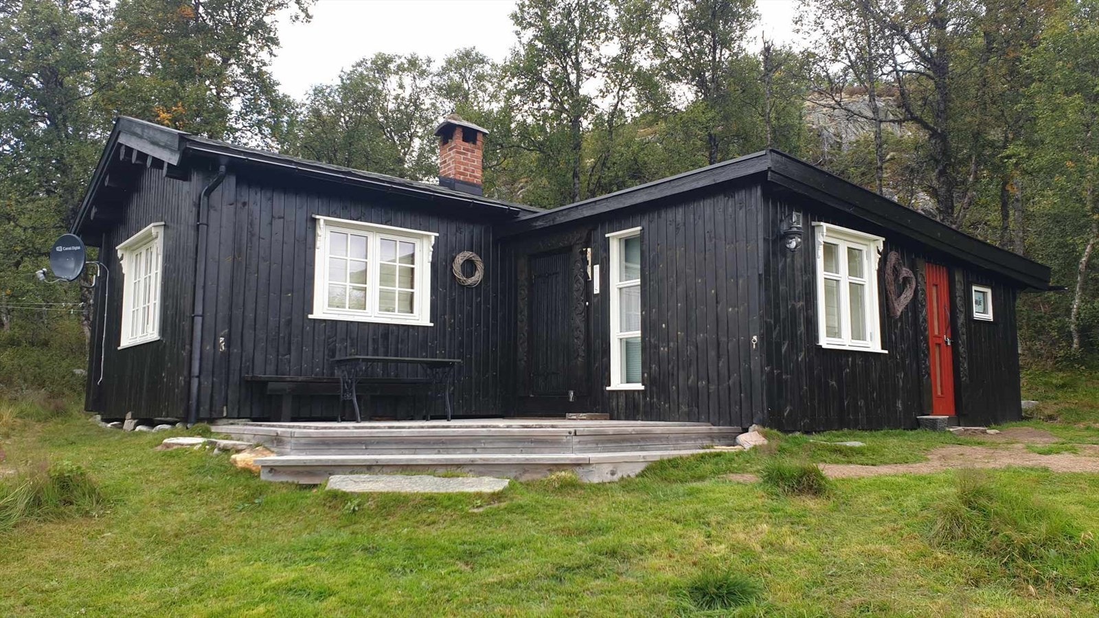 Selgers bilde. Hytta er tilbygget med entré og soverom, samt bod med utvendig adkomst. Bod er i senere tid slått utvidet og omgjort til toalettrom (ikke omsøkt). Galleribilde