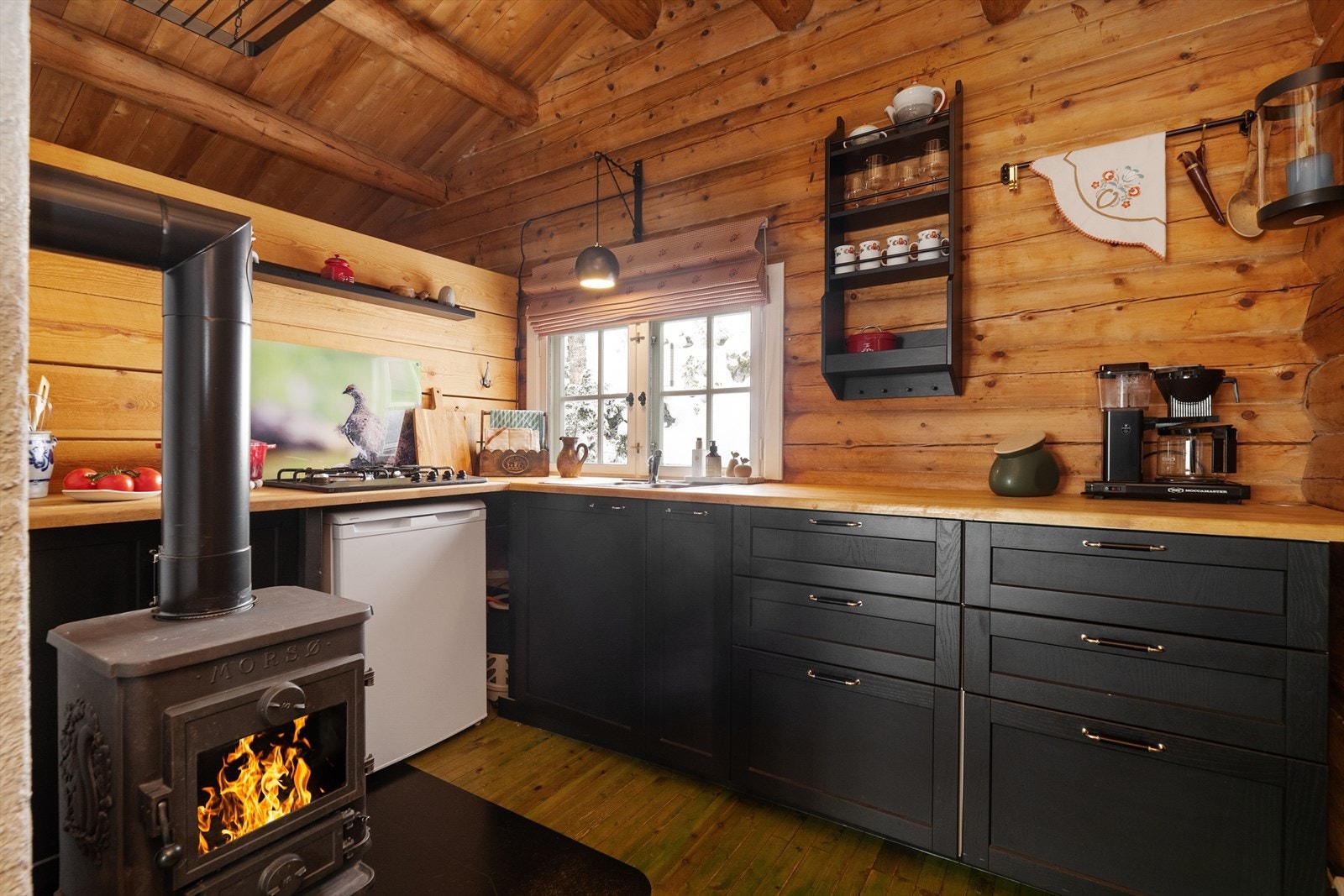 Fin, avskjermet kjøkkenkrok med flott kjøkkeninnredning type Ikea fra ca. 2021. Heltre benkeplate med nedfelt oppvaskkum i rustfritt stål og nedfellbar stikkontakt. Galleribilde