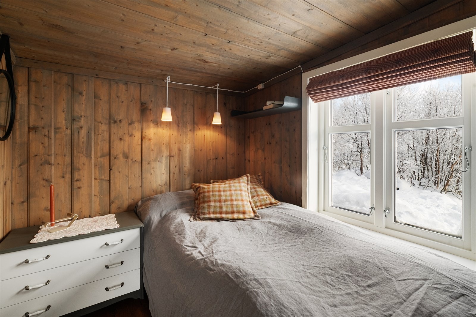 Koselig soverom i tilbygget del av hytta, med adkomst fra entré. Soverommet er i dag innredet med en 1,20 seng og kommode. Galleribilde