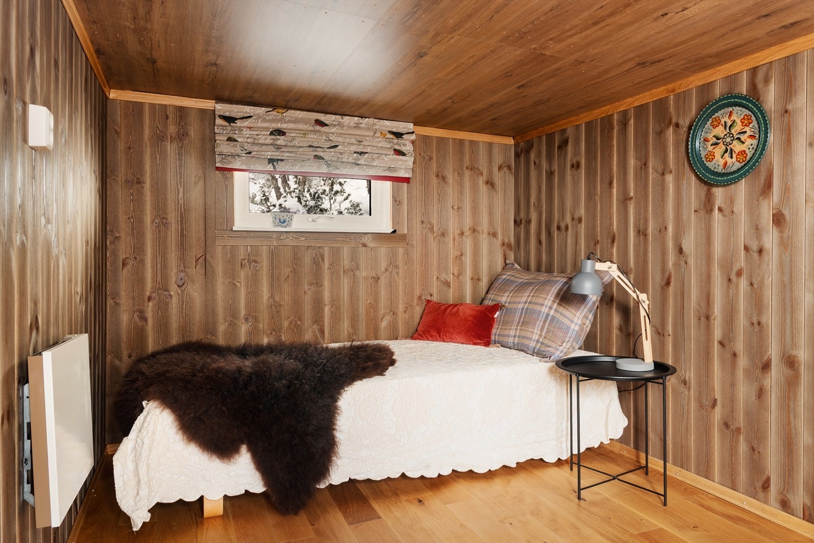 Her er det nå toalett, innredning med overliggende servant og veggmontert panelovn for oppvarming, samt mulighet for overnatting. Nytt forbrennings toalett medfølger. Arealet er ikke godkjent for varig opphold. Galleribilde