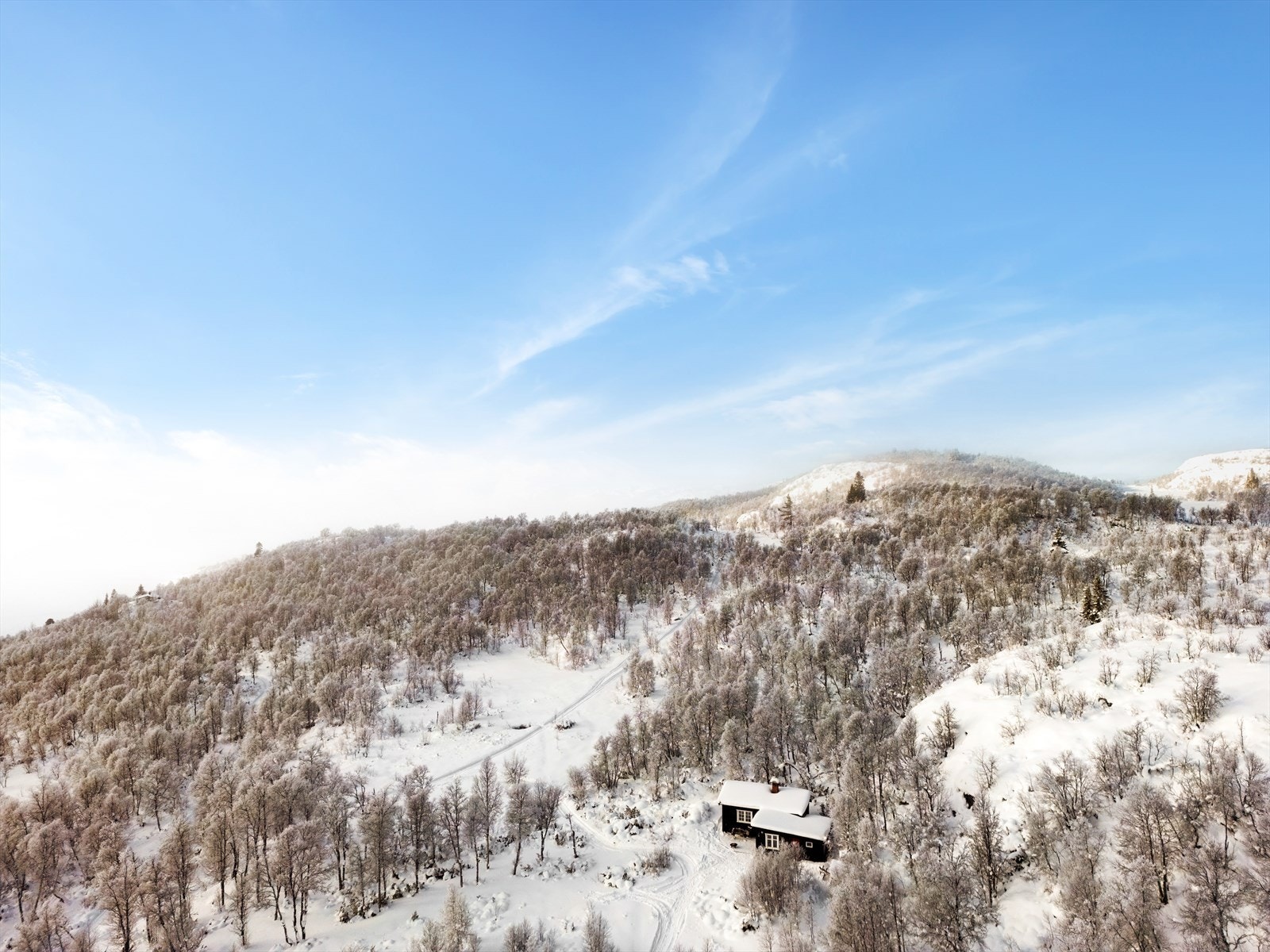 Korte og lange turer til for eksempel Bosnuten, Brattefjell og Vindeggen er også fine alternativer. Vinterstid kjøres det opp ca. 60 km med langrennsløyper i nærområdet. Galleribilde