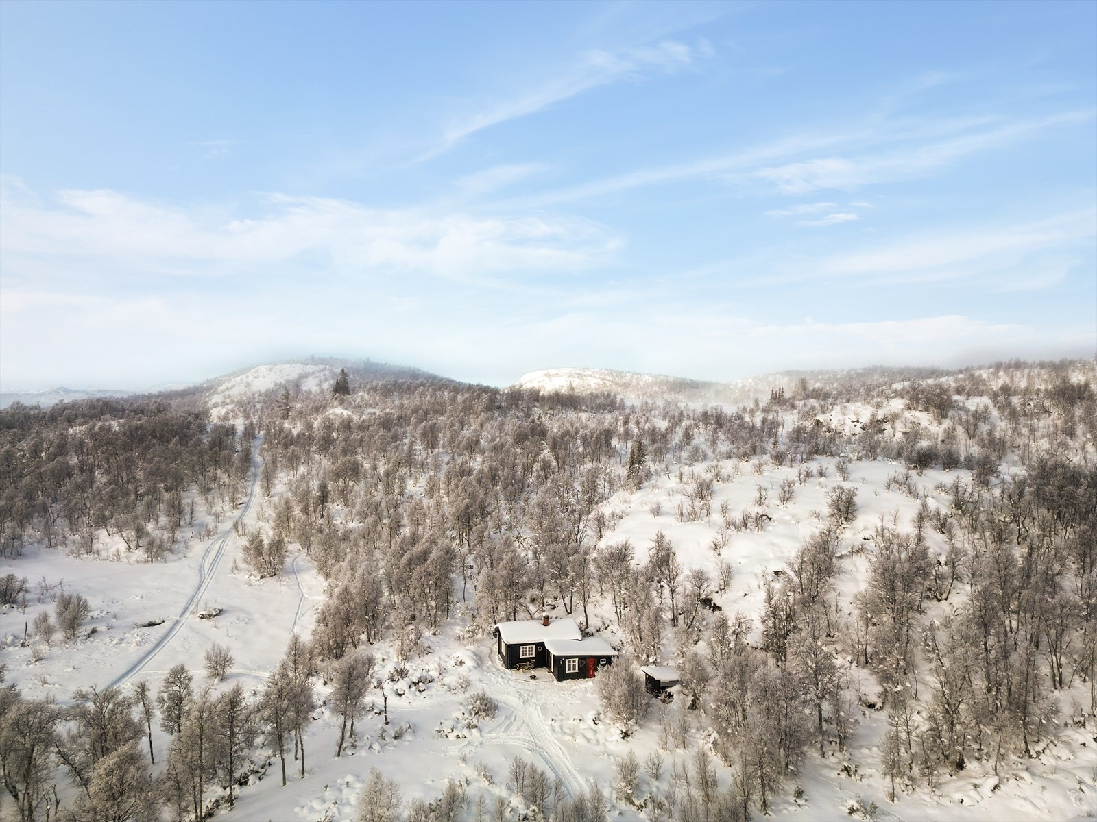 Adkomst til fritidsboligen er hovedsakelig til fots. Det er ikke tinglyst parkering, men selger benytter parkering ved Møsvassdammen mot årlig betaling. Galleribilde