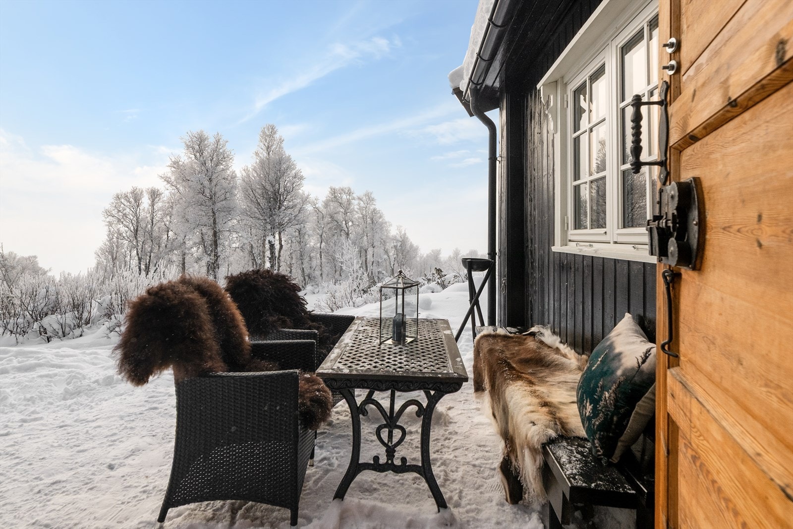 Hytta har en fin planløsning og romslig platting i forbindelse med inngangspartiet, hvor man kan nyte gode solforhold og flott utsikt! Galleribilde