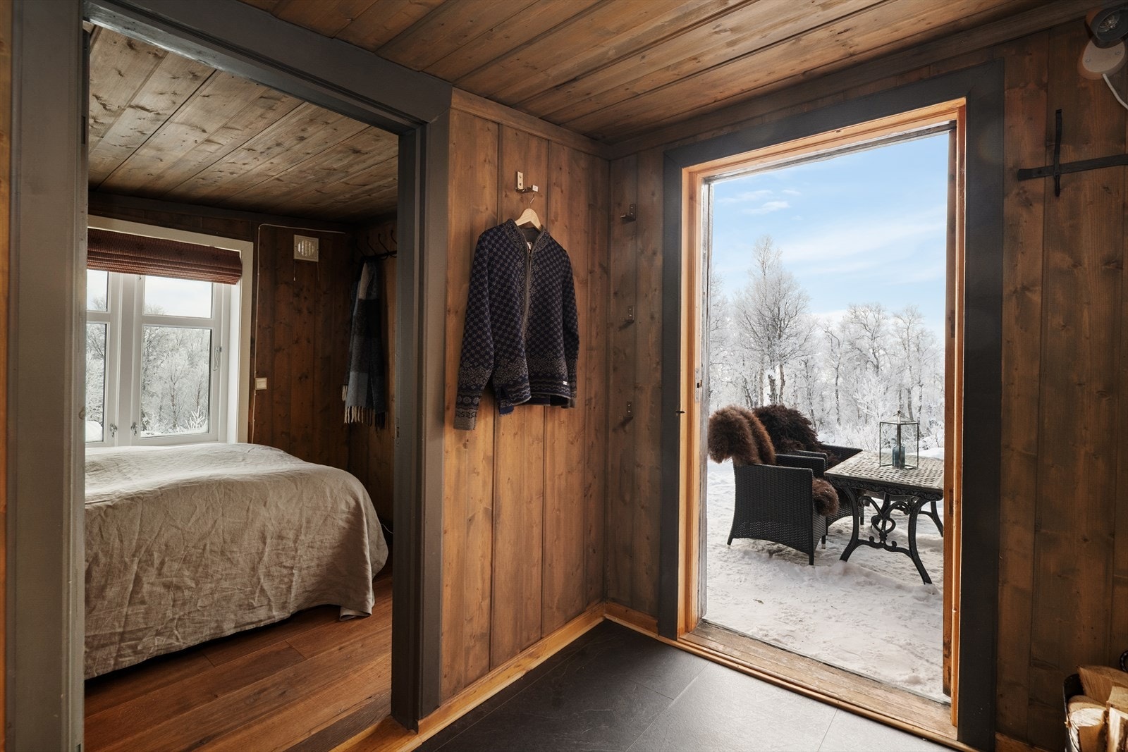 Romslig entré med laminatflis på gulv og plassbygget innredning for oppbevaring av sko- og yttertøy. Galleribilde