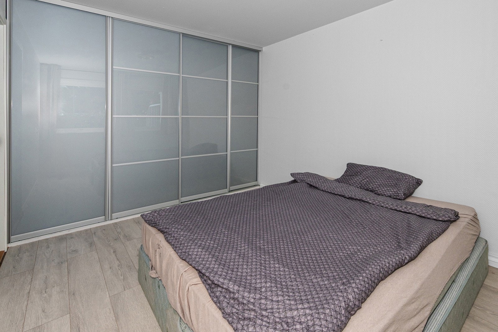 Soverommet har garderobeskap - Adkomst til innvendig bod Galleribilde