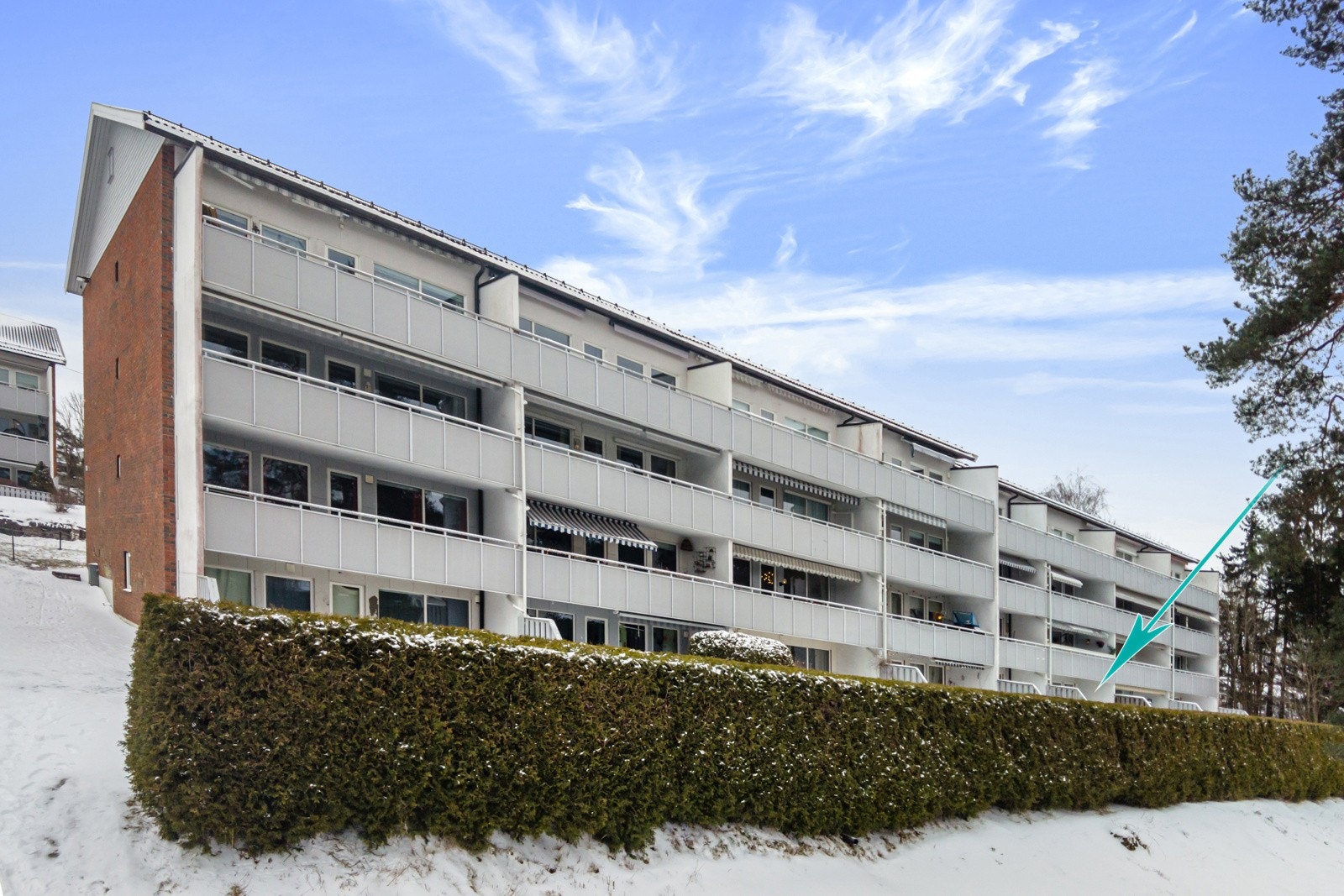 Leiligheten ligger i første etasje åpent mot fellesareal. Galleribilde